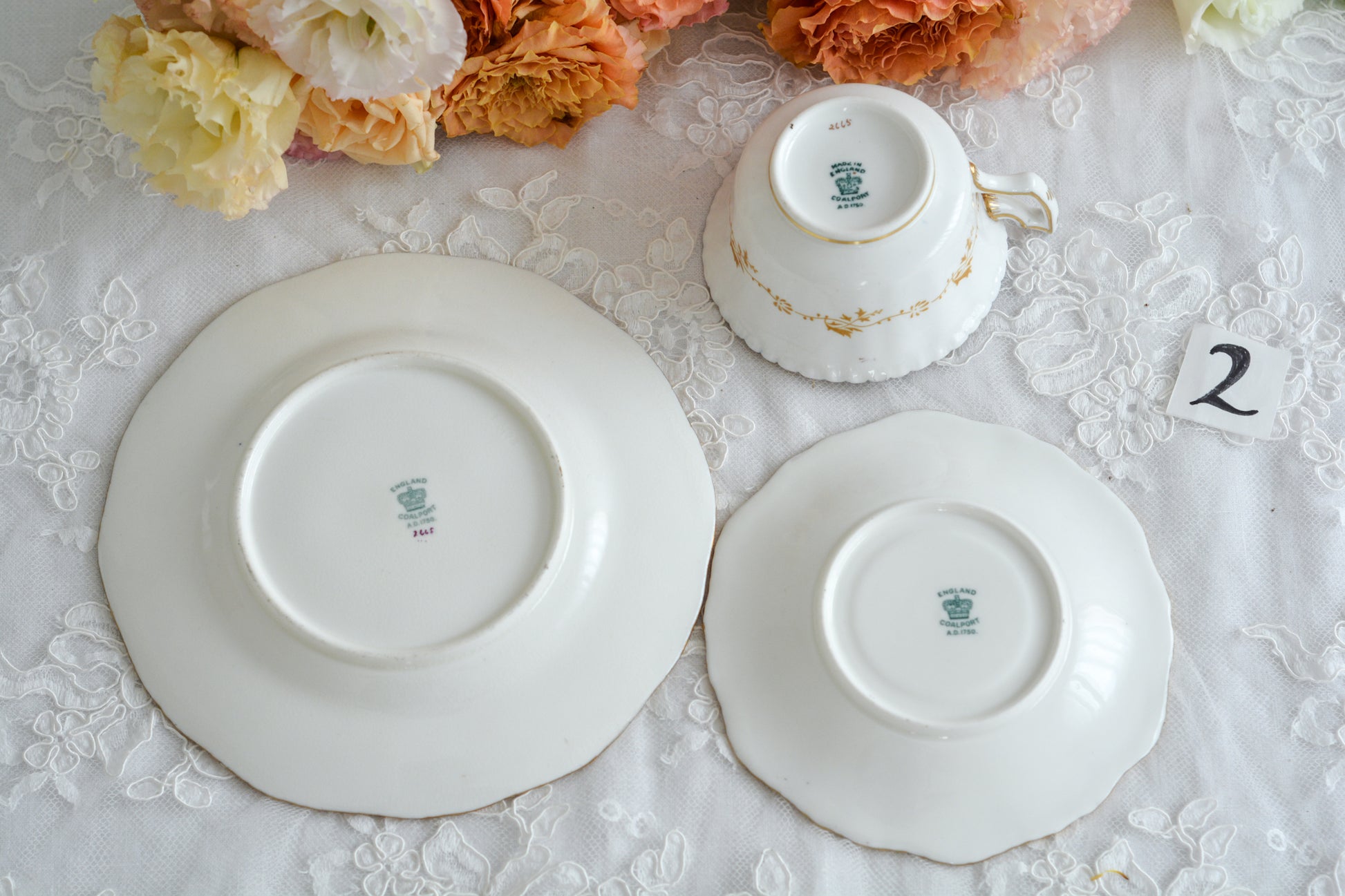 コールポートの代表作と言ってもいい、バットウィングシリーズ。こちらはコバルトブルーのティートリオです。重厚感のあるコバルトブルーと金彩のコントラスト、美しいシェイプ。凛としさ美しさがありオーラを感じます。最近はバットウィングも探すのがとても困難になってきました。心が躍るカップでティータイムをお楽しみいただけたら嬉しいです。こちらは1セットの価格です。全部で6セット在庫がございます。状態で価格が変わります。