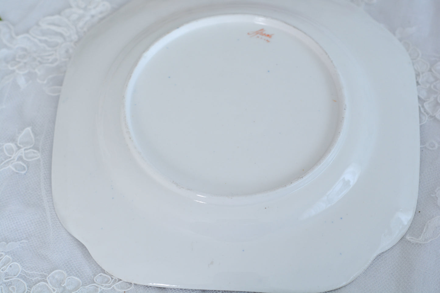 スポードのコバルトブルー地に豪華な金彩模様と手描きで描かれたブーケの模様が美しいプレートです。ちょっと珍しい形をしています。縁の縁飾りのような模様もとても素敵ですね。裏面にはバックスタンプではなく手描きでSpodeと記されています。とても豪華なプレートでキャビネットプレートとして飾ってもとても素敵だなと思います。