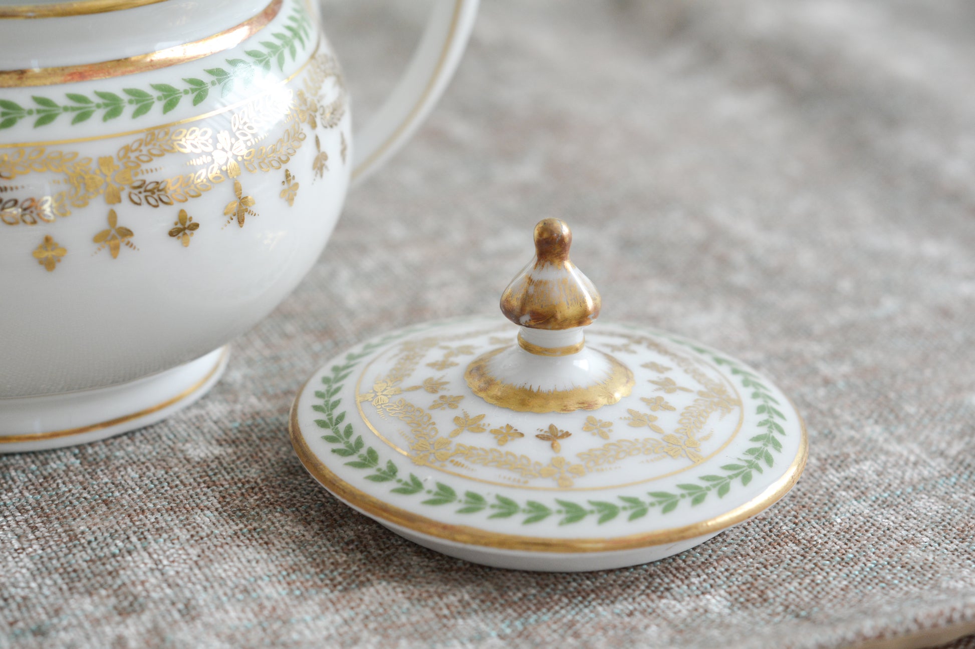 フランスのリモージュ、ジャン・プーヤ工房のシュガー入れです。絵柄はシンプルですが、上品でクリスマスのティータイムやテーブルコーディネートにぴったりなお品。テーブルを彩ります。クリスマス企画の特別価格になっています。 同じデザインのティートリオ、ミルクジャグ、サービングプレート、小さなプレート、とても小さなプレートのセットを別で掲載していますのでセットでコーディネートもお楽しみいただけます。