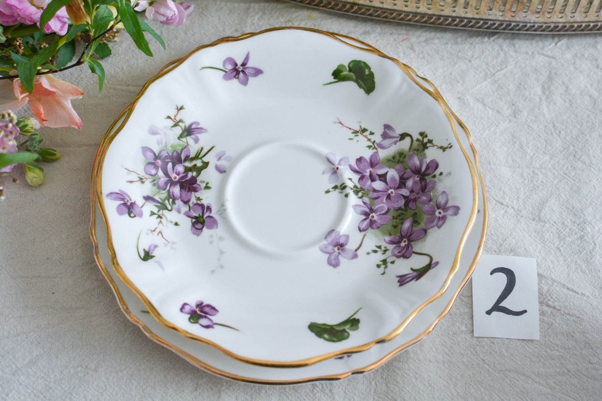 ハマースレイの人気シリーズ、ヴィクトリアンバイオレットシリーズのティートリオ。可憐なすみれの模様と優雅なシェイプがとても美しいお品です。製造年代などですみれの模様が少しずつ違い、それぞれに魅力があります。ハマースレイらしいエレガントなデザインでおうちティータイムを華やかに盛り上げてくれます。こちらは1セットの価格です。在庫が2セットあり、絵柄や色味が少しずつ異なります。トリオ①〜②からお選びください。