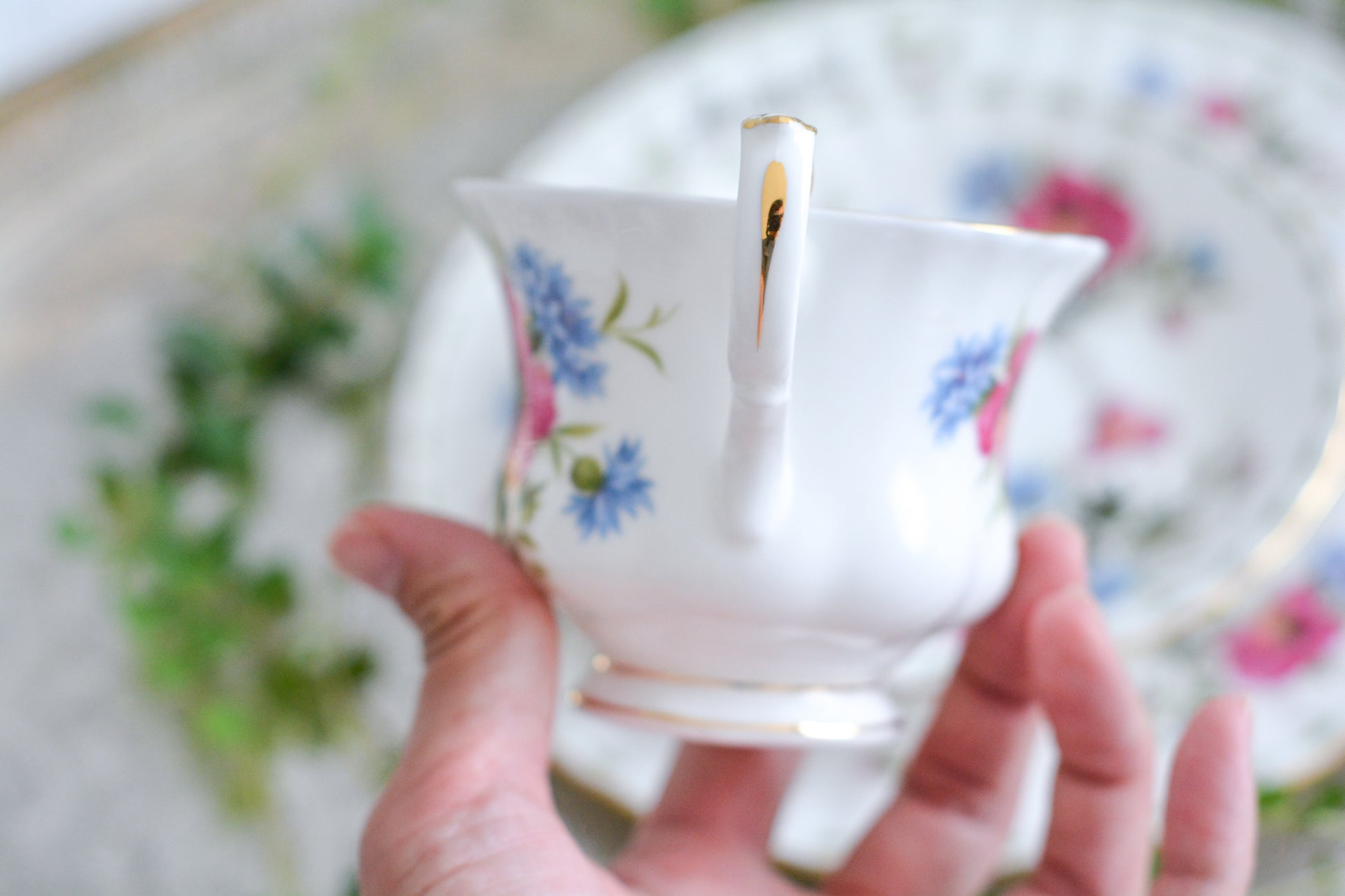 ロイヤルアルバートの人気シリーズの一つ、「フラワーオブマンス」1月から12月までそれぞれの季節のお花がモチーフのシリーズで、ついつい集めたくなってしまう魅力があります。今回ご紹介するのは、8月(August)。8月のお花はポピーです。鮮やかな色合いが夏のティータイムにぴったり!貴重なデザートプレート付きのトリオとなっております。8月生まれの方、コレクションしていらっしゃる方、お探しの方もぜひ。