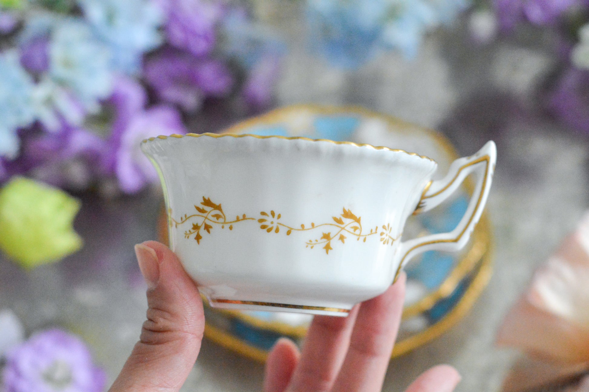 コールポートの代表作と言ってもいい、バットウィングシリーズ。カラー展開が豊富でレアカラーと呼ばれる貴重かつ人気のカラーがあります。その中でもターコイズブルーは幻と言われるほどレアなカラー。前回ご紹介できた時もとても嬉しかったのですが、また出会うことができて本当に嬉しく思います。手に取ると、宝石のようにキラキラと輝くターコイズブルーに金彩のコントラスト、美しいシェイプ。本当に素晴らしい、心が躍るカップです。