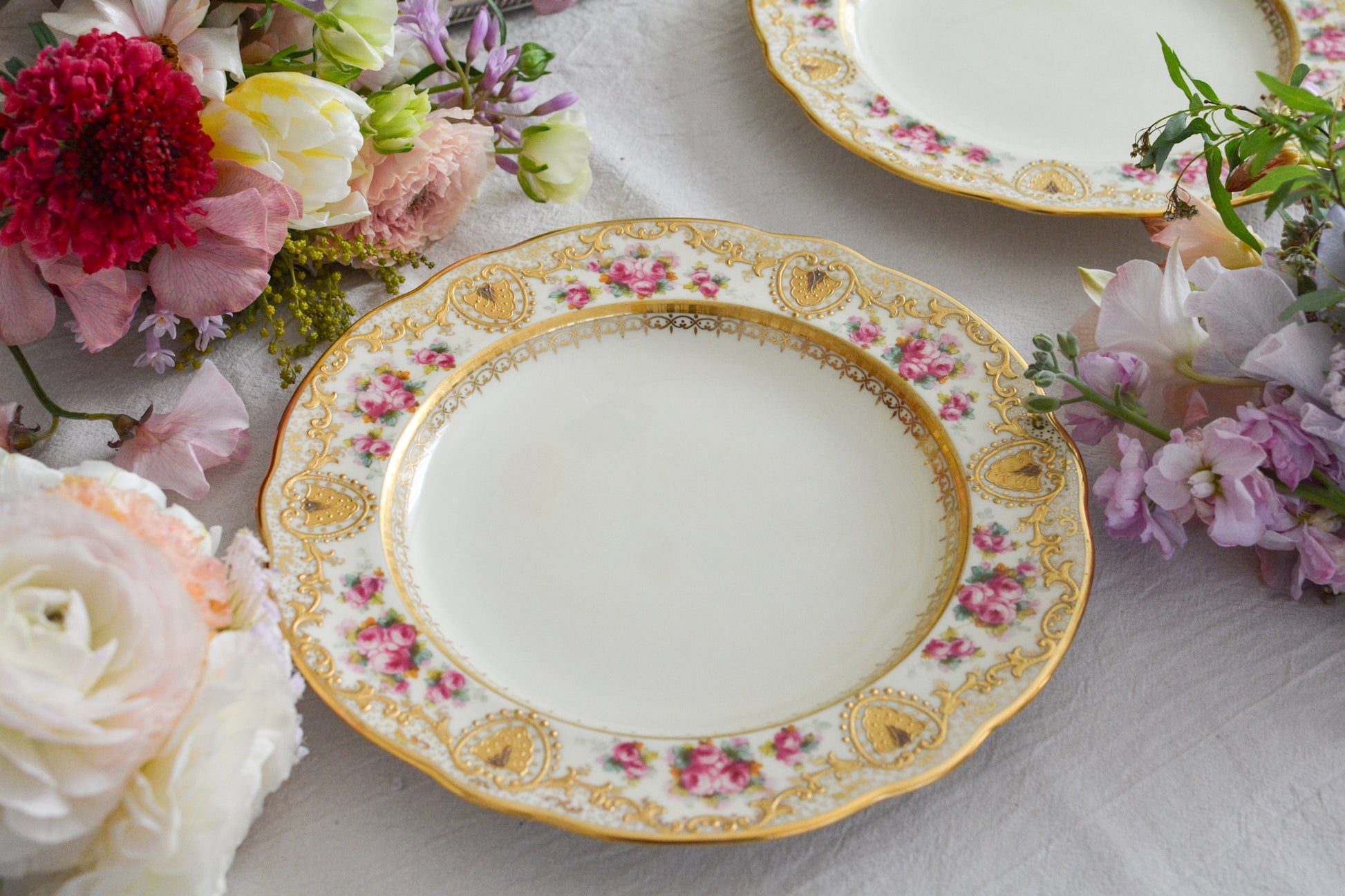 コープランドのエレガントなプレートが入荷しました。以前ご紹介したことのあるプレートです今回また出会うことができました。クリームカラーの地のお色に金盛りの繊細な模様に、可憐なバラが描かれた大変美しいプレート。ティータイムを華やかに盛り上げてくれそうです。裏面には、サインが入っています。こちらは1枚の価格です。在庫が2枚ございます。プレート①〜②からお選びください。