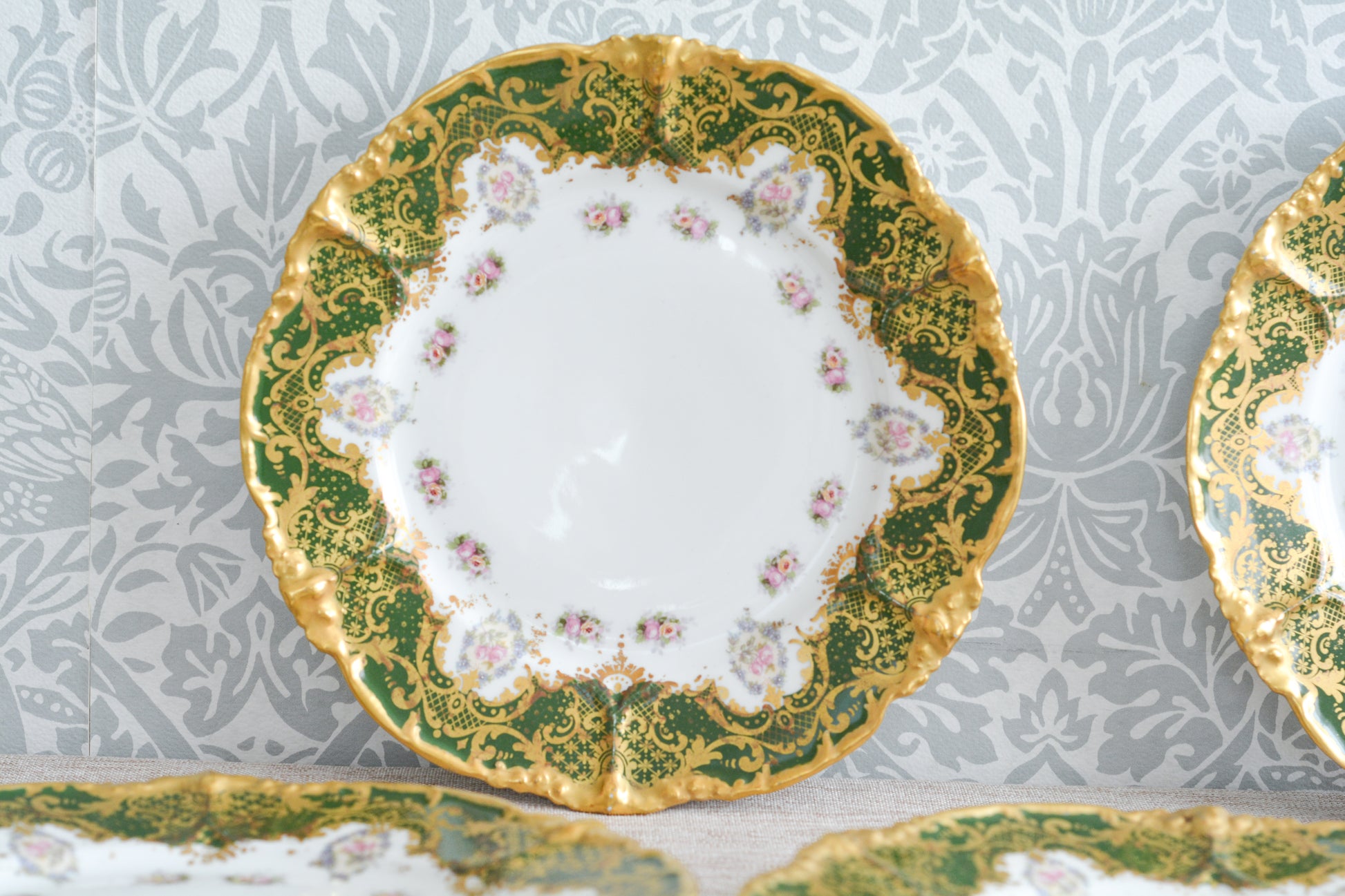 フランスのリモージュのプレートがやってきました。ジャン・プーヤ工房のデザートプレートで、深い緑の縁取りに繊細なタッチのお花がとても美しい1枚です。英国のタッチとはまた違った趣きがあり、エレガントで繊細な雰囲気。クリスマスのテーブルにもぴったりな色合いでテーブルを華やかに盛り上げてくれるプレートです。  こちらは1枚の価格です。クリスマス企画の特別価格になっています。在庫が全部で8枚ございます。状態の良いものから順番にお送りいたします。