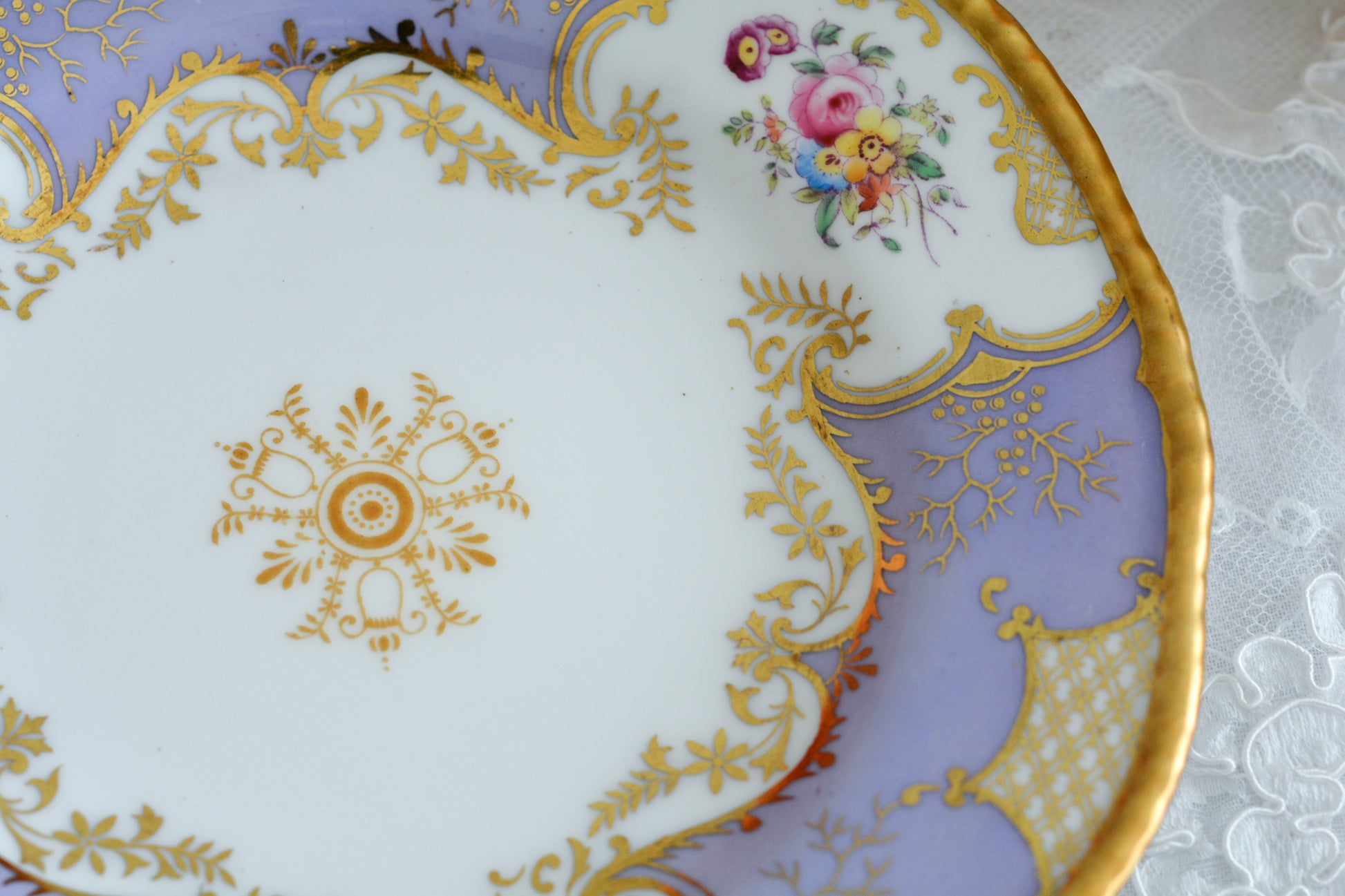 コールポートの人気シリーズ、バットウィングシリーズ。こちらはとても貴重なライラックカラーのデザートプレートです。ライラックカラーは美しいのはもちろんですが、柔らかな印象でとても上品ですね。最近はバットウィングシリーズは探すことがより困難になっております。ライラックカラーは元々レアカラーと言われるお品で、当店では初めてご紹介できます。  お揃いのティートリオも別で掲載しております。