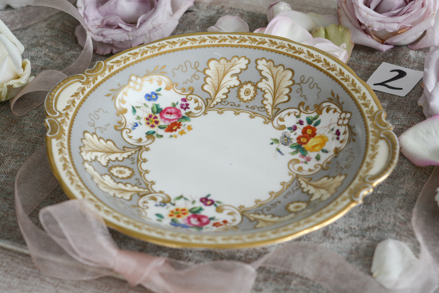 コウルドンのティファニーパターンのプレート。こちらは老舗ハロッズがオーダーしたもので、こちらはティファニーのスタンプはありませんが、柄はティファニーがコウルドンにオーダーしたパターンです。ティファニーらしい上品な絵柄がとても美しくでコウルドンの中でも人気のシリーズです。当時も人気があったのでしょう。いろいろな小売店がコウルドンにオーダーしています。ハンドルのついた深めのプレートはサービングプレートにもお使いいただきやすいと思います。