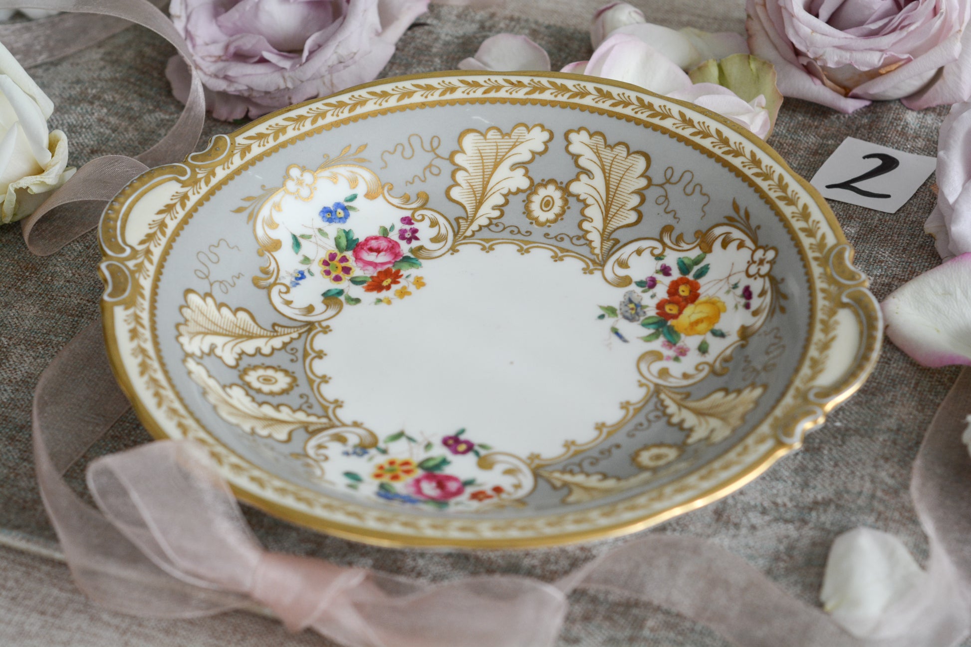 コウルドンのティファニーパターンのプレート。こちらは老舗ハロッズがオーダーしたもので、こちらはティファニーのスタンプはありませんが、柄はティファニーがコウルドンにオーダーしたパターンです。ティファニーらしい上品な絵柄がとても美しくでコウルドンの中でも人気のシリーズです。当時も人気があったのでしょう。いろいろな小売店がコウルドンにオーダーしています。ハンドルのついた深めのプレートはサービングプレートにもお使いいただきやすいと思います。