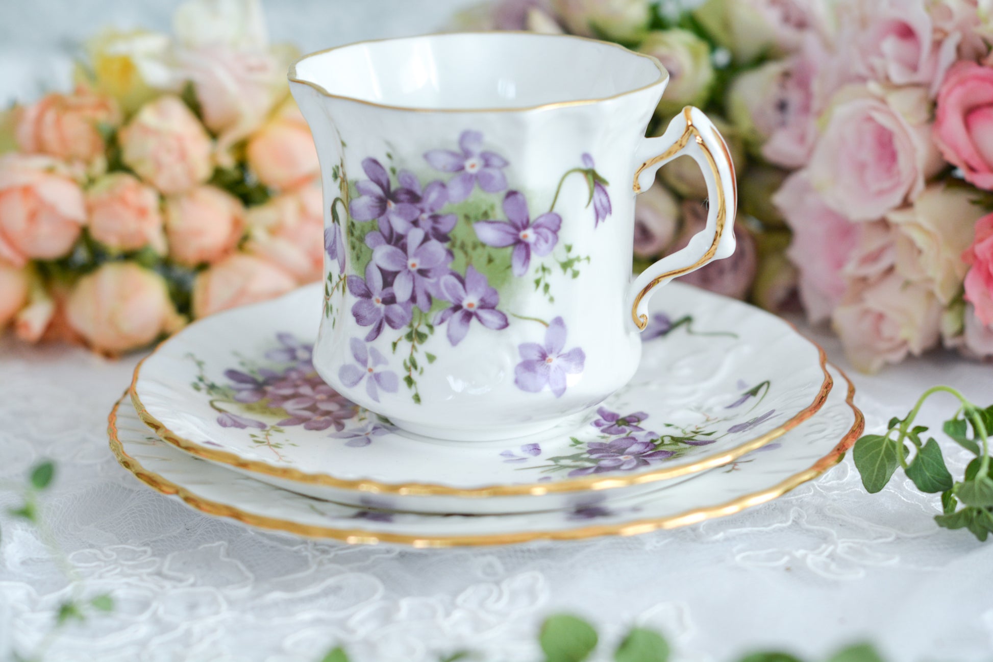 ハマースレイの人気シリーズ、ヴィクトリアンバイオレット。可憐なすみれのモチーフのティートリオです。ヴィクトリアンバイオレットシリーズは製造年代などで絵柄が少しずつ異なります。こちらは可愛らしい絵柄はもちろん、エンボス模様があり特に優雅なお品です。テーブルがパッと明るく可愛らしくなりますね。