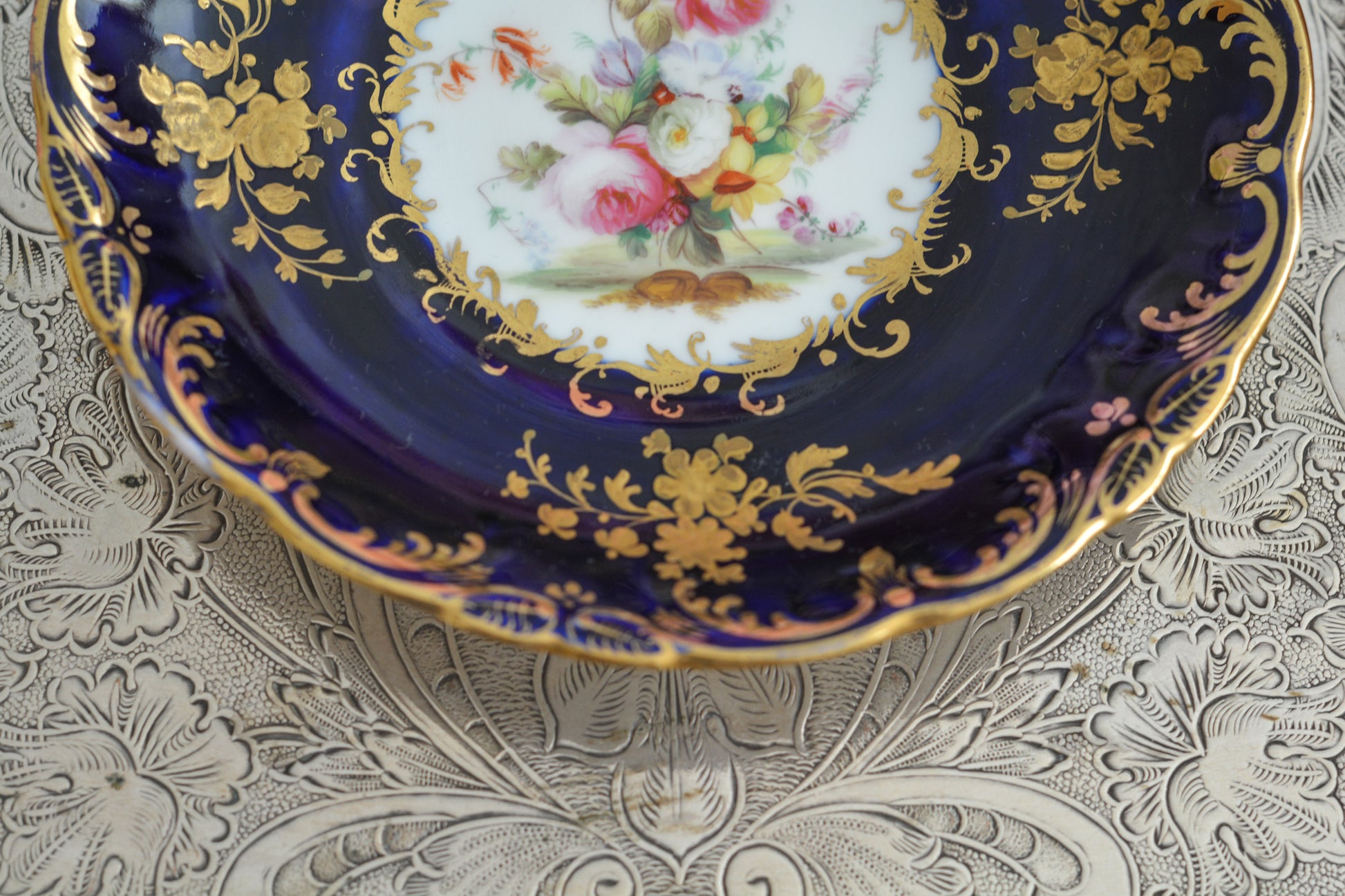 コールポートのロココリバイバル作品のアデレードシェイプ。とても優雅なシェイプで、ハンドペイントで描かれる花々は繊細でとても美しいです。いろいろなデザインが作られていて、シェイプは同じでも絵柄は少しずつ違います。こちらはコバルトブルーに金彩のお花模様が豪華なお品。アデレードシェイプは探すのにとても苦労しますが、見つけた時の喜びはとても大きいものです。金彩の薄れはありますが、貫入のないとても良い状態です。素敵なアデレードシェイプをぜひご覧ください。