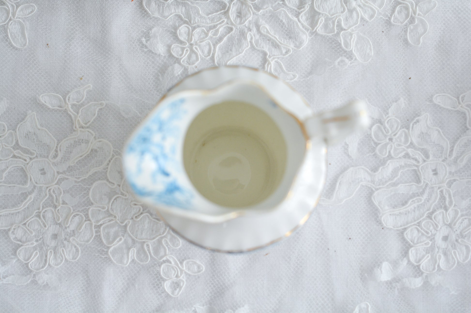 サミュエル・ラドフォードというメーカーの可愛らしいティートリオです。サミュエル・ラドフォードはスタッフォードシャーのメーカーで、1879年から1957年まで創業していました。こちらはブルーの転写模様がとても美しく地模様もとても可愛らしいお品です。同じパターンのティートリオと色違いのデザートプレートも別で掲載しています。