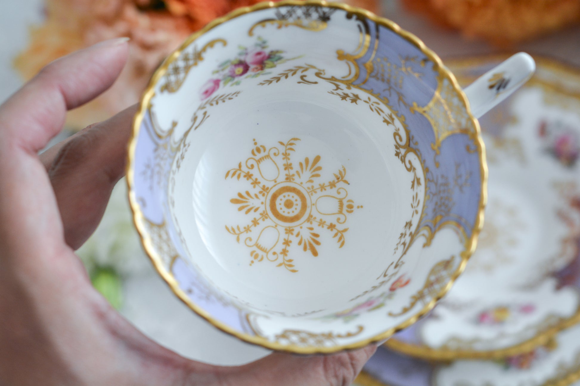 コールポートの人気シリーズ、バットウィングシリーズ。こちらはとても貴重なライラックカラーのティートリオです。そしてさらにカップの側面にブーケの模様が描かれている珍しいデザインです。ライラックカラーは美しいのはもちろんですが、柔らかな印象でとても上品ですね。最近はバットウィングシリーズは探すことがより困難になっております。ライラックカラーは元々レアカラーと言われるお品で、当店では初めてご紹介できます。美しいティートリオをぜひお楽しみください。