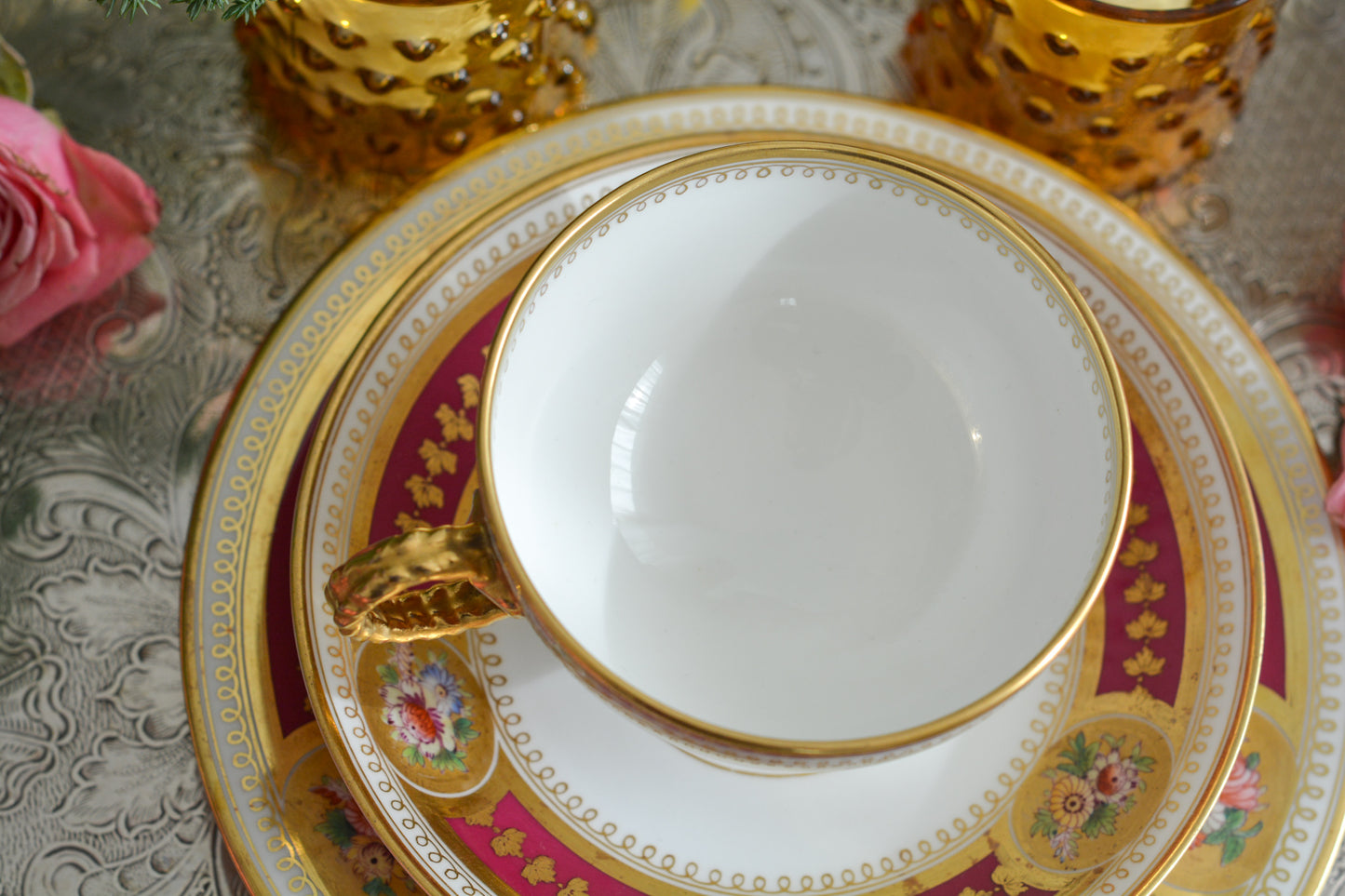 コウルドンの素晴らしいティートリオ。カップのハンドルはロープハンドルと呼ばれるデザインで、コウルドン前身のブラウンウエストヘッドムーア社が製造していたデザインです。リッジウェイ時代の豪華絢爛な作風を残しつつ、より洗練されたデザインへと昇華していったブラウンウエストヘッドムーア社。ロープハンドルはそんなブラウンウエストヘッドムーアの代表的なデザイン。数も少ないので大変人気があります。カップにはコウルドンのバックスタンプがあるのでコウルドンが引き継いで作られたお品だと思うのですが、ソーサーのダイヤモンドマークは1868年9月25日に登録されたことを示しています。ソーサーだけ古い感じはしないので、このダイヤモンドマークはこのお品ではなく、デザインの商標登録を示しているのかもしれません。アンティークは色々なストーリーを考える楽しみを与えてくれますね。