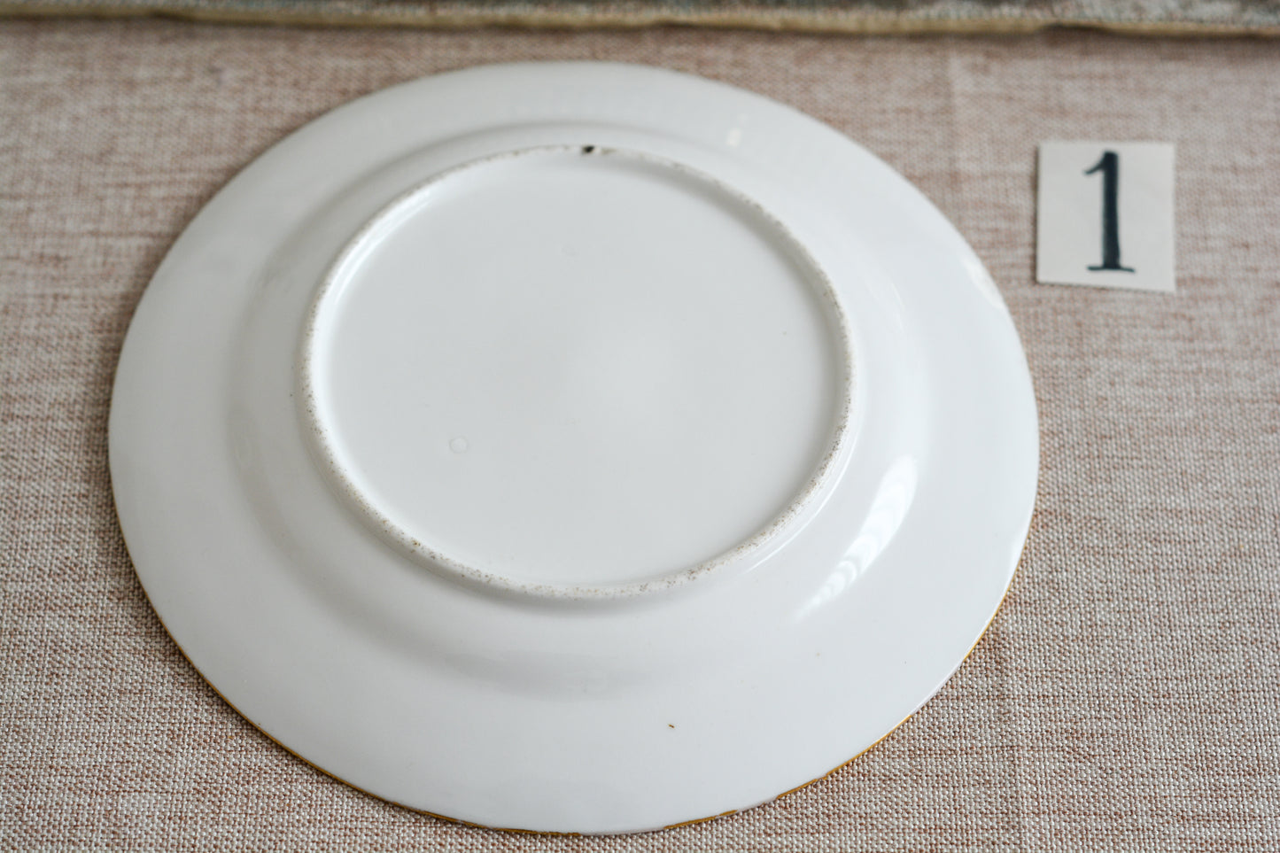 コールポートのハンドペイントで描かれた花々がとても美しいティートリオです。以前色違いのコバルトブルーのトリオをご紹介したことがあります。シリーズ名はないのですが、何色かカラーバリエーションがあります。ターコイズブルーはどのシリーズにおいても貴重なカラー。ターコイズブルーに金彩のコントラストがとても豪華な印象です。特別なティータイムにどうぞ。