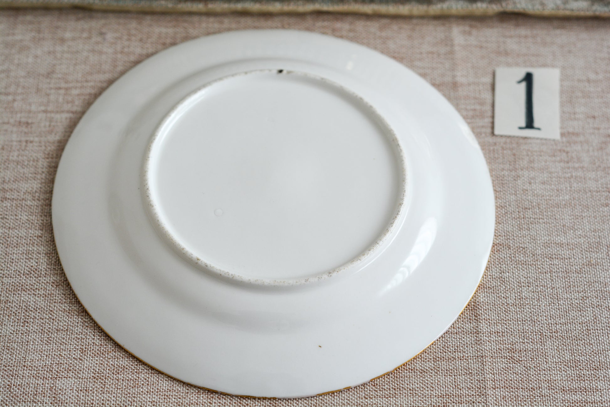 コールポートのハンドペイントで描かれた花々がとても美しいティートリオです。以前色違いのコバルトブルーのトリオをご紹介したことがあります。シリーズ名はないのですが、何色かカラーバリエーションがあります。ターコイズブルーはどのシリーズにおいても貴重なカラー。ターコイズブルーに金彩のコントラストがとても豪華な印象です。特別なティータイムにどうぞ。