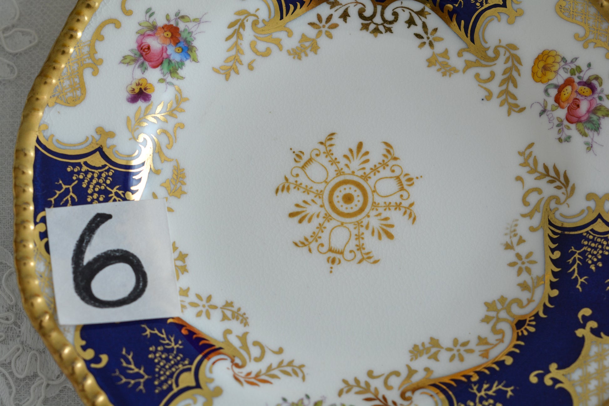 コールポートの代表作と言ってもいい、バットウィングシリーズ。こちらはコバルトブルーのティートリオです。重厚感のあるコバルトブルーと金彩のコントラスト、美しいシェイプ。凛としさ美しさがありオーラを感じます。最近はバットウィングも探すのがとても困難になってきました。心が躍るカップでティータイムをお楽しみいただけたら嬉しいです。こちらは1セットの価格です。全部で6セット在庫がございます。状態で価格が変わります。