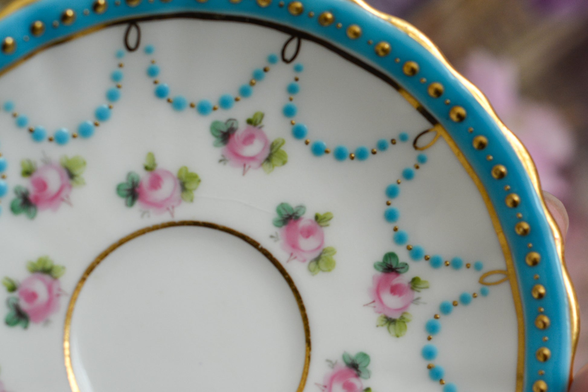 ミントンの美しいデミタスカップ。ミントンブルーにエレガントなデザイン。さすがミントン!ですね。小さなカップにぎゅっと魅力が詰まったお品です。 ミントンは女性の絵付け師さんが他のメーカーよりもたくさん活躍していたと本で読んだことがあります。ミントンのエレガントで美しいデザインはそんな理由もあるのかもしれません。カップのハンドルに製造時にできたと思われる傷と、ソーサーにヘアライン(貫通はしていません)があるので実用にはお勧めしませんが、ぜひたくさん眺めて愛でていただきたい、芸術的なカップです。