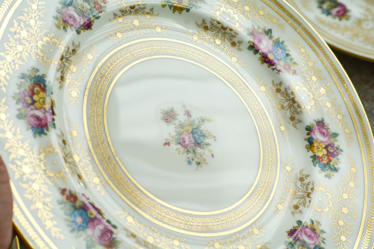 コウルドンの美しいディナープレートです。繊細な金彩模様にハンドペイントで描かれた可愛らしいお花たち。コウルドンらしいエレガントで上品なデザインです。ディナープレートとしてはもちろん、サービングプレートやアンダープレートとしてもお使いいただけるサイズです。クリスマスのテーブルコーディネートをお楽しみくださいませ。  今回お値打ちに仕入れることが出来たため、特別価格となっております。 価格は1枚の価格です。在庫が全部で11枚ございます。