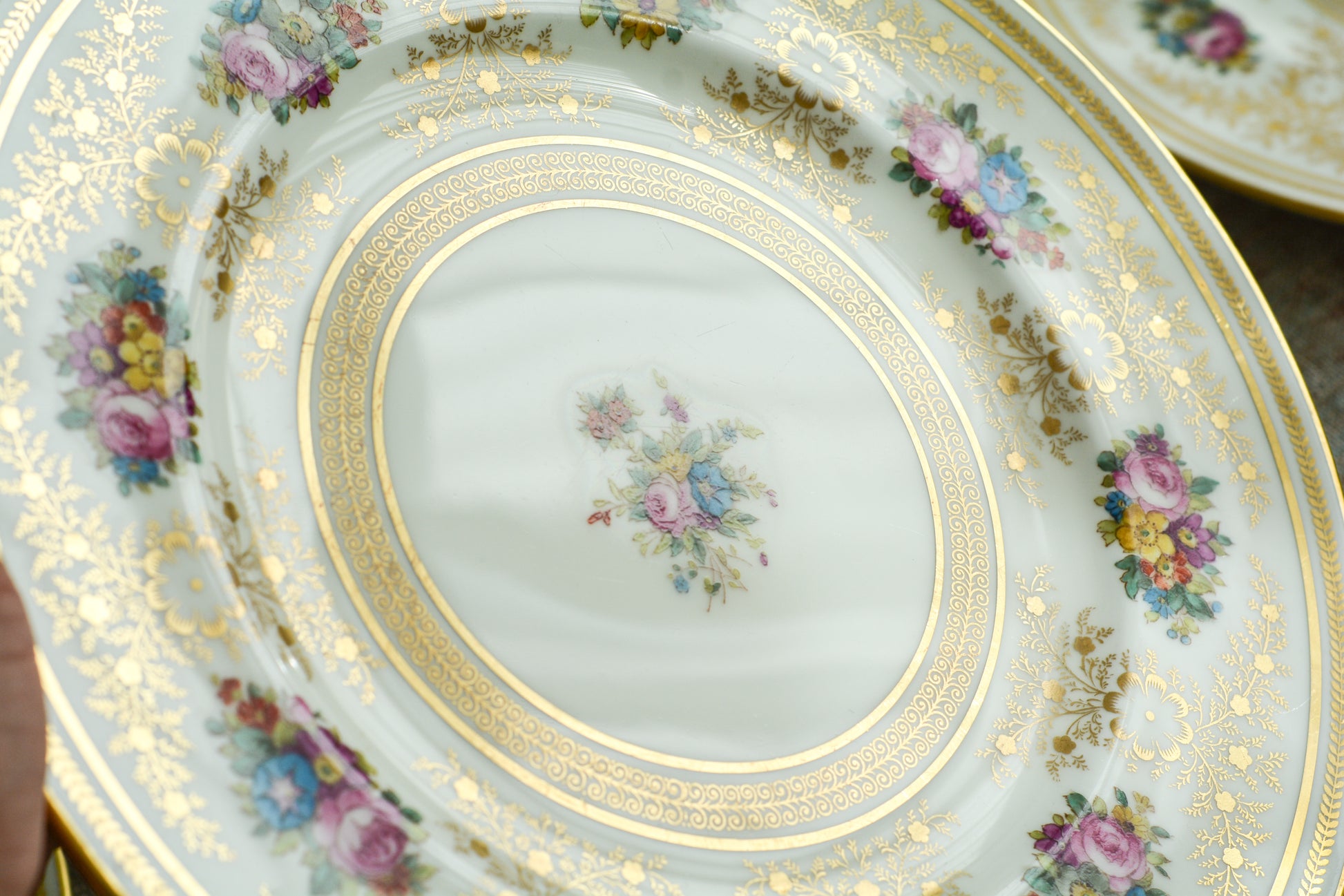 コウルドンの美しいディナープレートです。繊細な金彩模様にハンドペイントで描かれた可愛らしいお花たち。コウルドンらしいエレガントで上品なデザインです。ディナープレートとしてはもちろん、サービングプレートやアンダープレートとしてもお使いいただけるサイズです。クリスマスのテーブルコーディネートをお楽しみくださいませ。  今回お値打ちに仕入れることが出来たため、特別価格となっております。 価格は1枚の価格です。在庫が全部で11枚ございます。