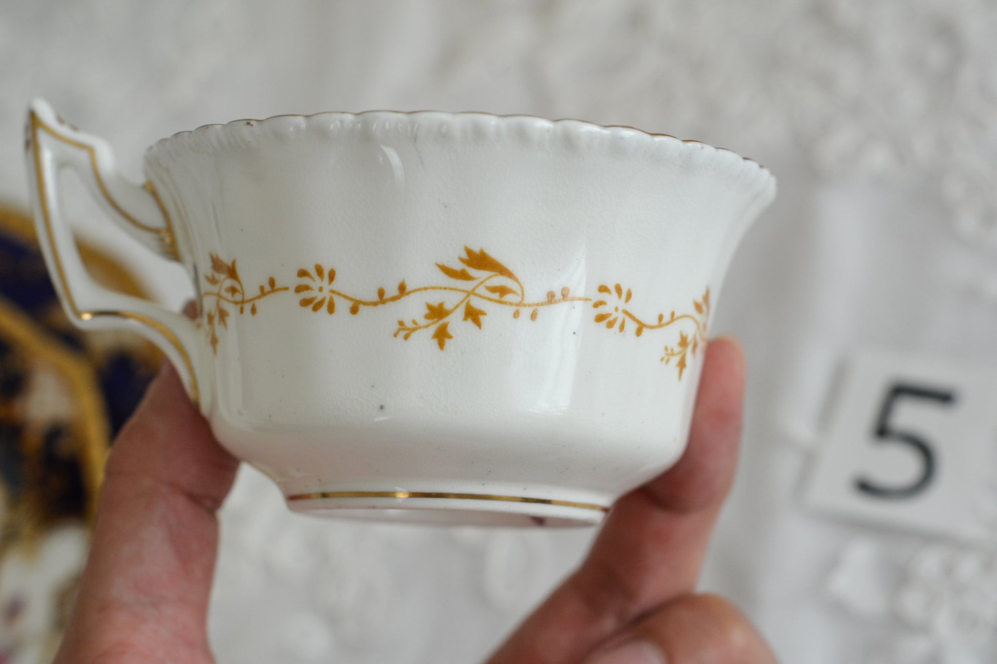 コールポートの代表作と言ってもいい、バットウィングシリーズ。こちらはコバルトブルーのティートリオです。重厚感のあるコバルトブルーと金彩のコントラスト、美しいシェイプ。凛としさ美しさがありオーラを感じます。最近はバットウィングも探すのがとても困難になってきました。心が躍るカップでティータイムをお楽しみいただけたら嬉しいです。こちらは1セットの価格です。全部で6セット在庫がございます。状態で価格が変わります。