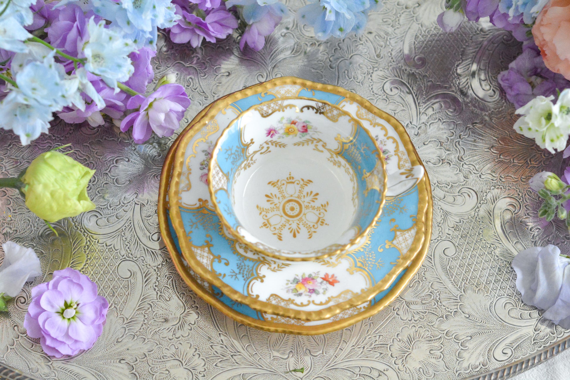 コールポートの代表作と言ってもいい、バットウィングシリーズ。カラー展開が豊富でレアカラーと呼ばれる貴重かつ人気のカラーがあります。その中でもターコイズブルーは幻と言われるほどレアなカラー。前回ご紹介できた時もとても嬉しかったのですが、また出会うことができて本当に嬉しく思います。手に取ると、宝石のようにキラキラと輝くターコイズブルーに金彩のコントラスト、美しいシェイプ。本当に素晴らしい、心が躍るカップです。