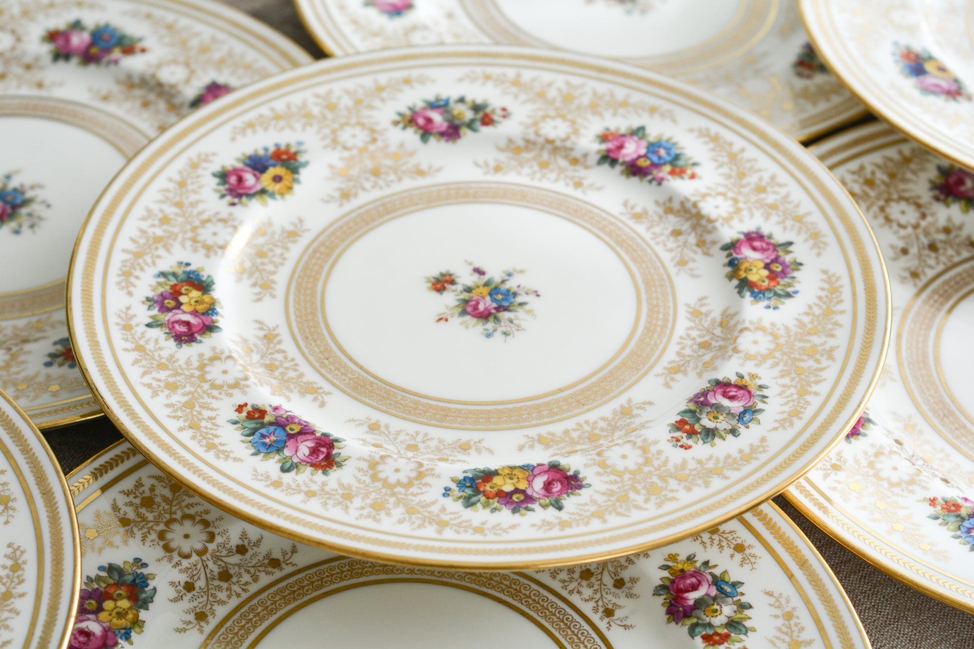 コウルドンの美しいディナープレートです。繊細な金彩模様にハンドペイントで描かれた可愛らしいお花たち。コウルドンらしいエレガントで上品なデザインです。ディナープレートとしてはもちろん、サービングプレートやアンダープレートとしてもお使いいただけるサイズです。クリスマスのテーブルコーディネートをお楽しみくださいませ。  今回お値打ちに仕入れることが出来たため、特別価格となっております。 価格は1枚の価格です。在庫が全部で11枚ございます。