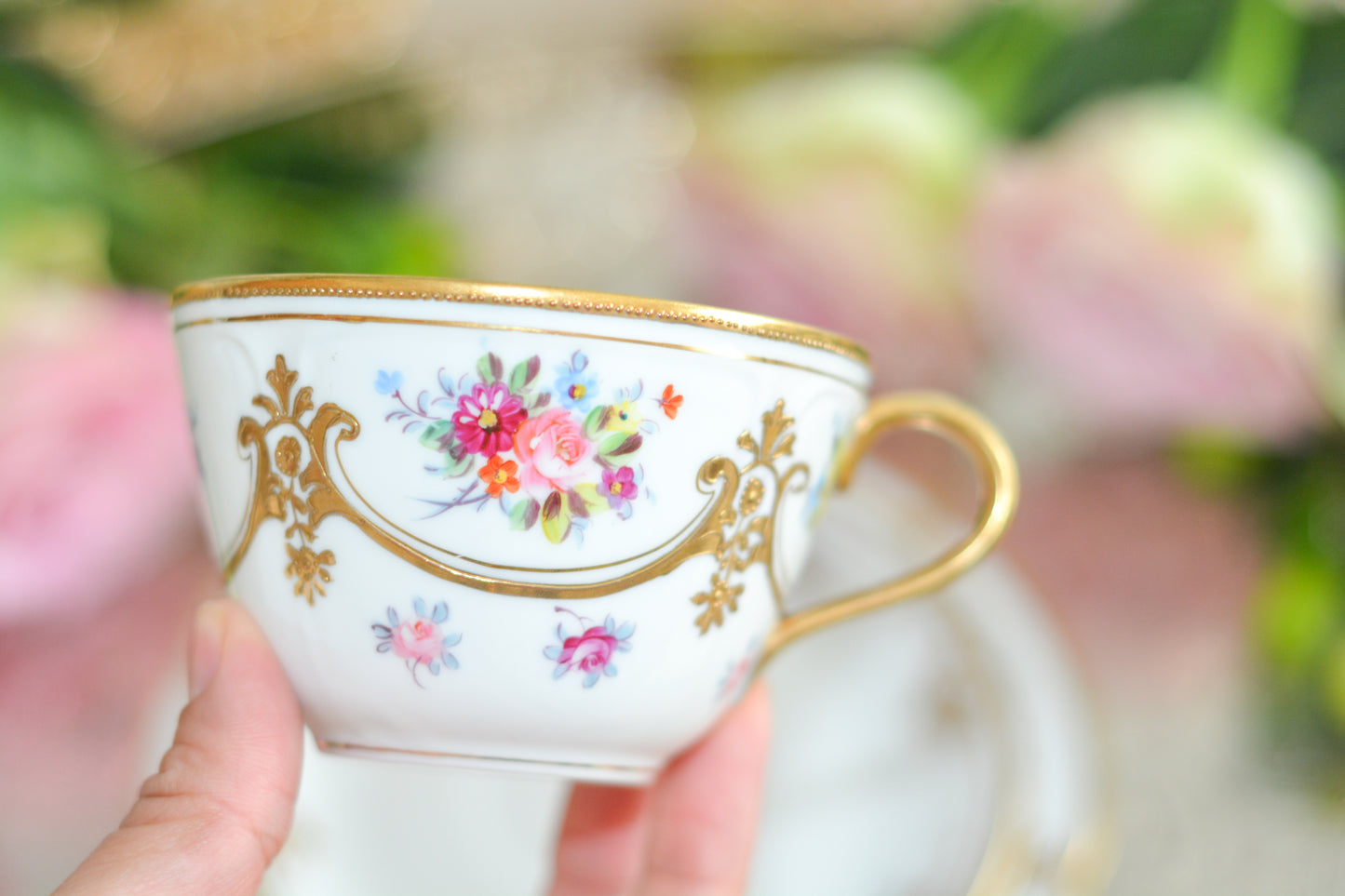 ノリタケの里帰り品のティートリオ。ハンドペイントで描かれた可愛らしいお花に金盛りの金彩の模様もとてもエレガントです。白磁がとても白く美しく気品を感じるお品。クリスマスはもちろんティータイムを華やかに盛り上げてくれるでしょう。