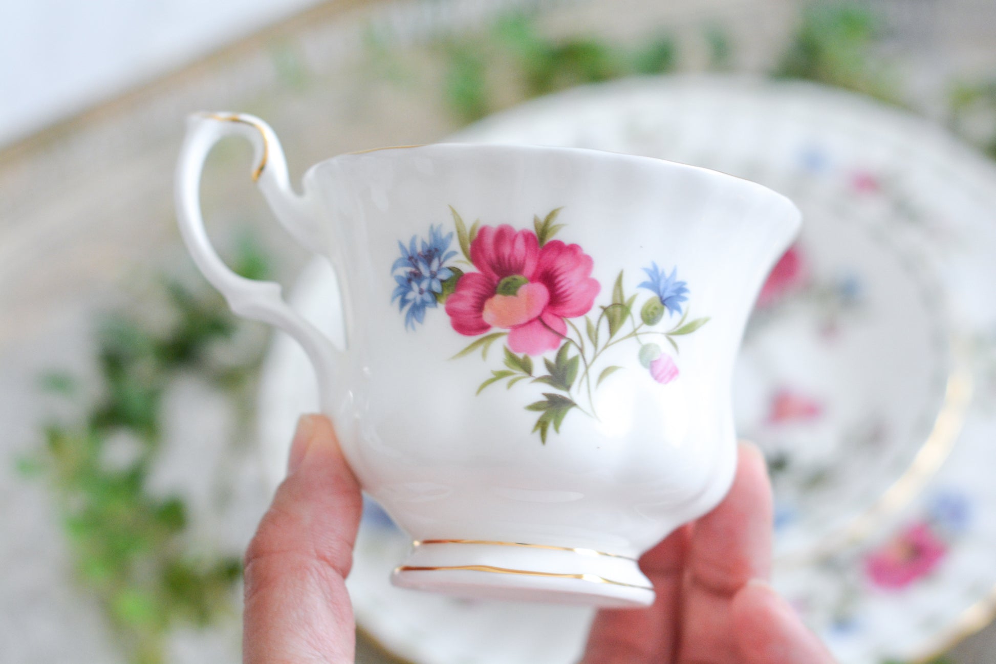 ロイヤルアルバートの人気シリーズの一つ、「フラワーオブマンス」1月から12月までそれぞれの季節のお花がモチーフのシリーズで、ついつい集めたくなってしまう魅力があります。今回ご紹介するのは、8月(August)。8月のお花はポピーです。鮮やかな色合いが夏のティータイムにぴったり!貴重なデザートプレート付きのトリオとなっております。8月生まれの方、コレクションしていらっしゃる方、お探しの方もぜひ。