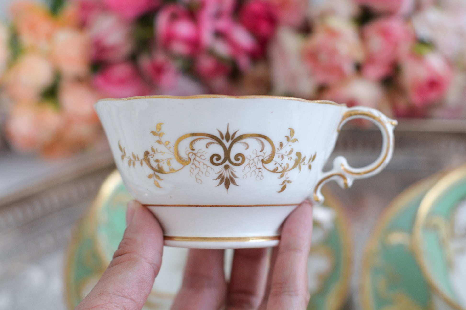 爽やかなアップルグリーンカラーに美しい模様のカップ&ソーサー。メーカーは不明ですが、優美なシェイプも素晴らしいデザインのお品です。こちらは1客の価格です。在庫が全部で5客ございます。 差異はあまりありませんが、状態の良いものから順番にお送りいたします。