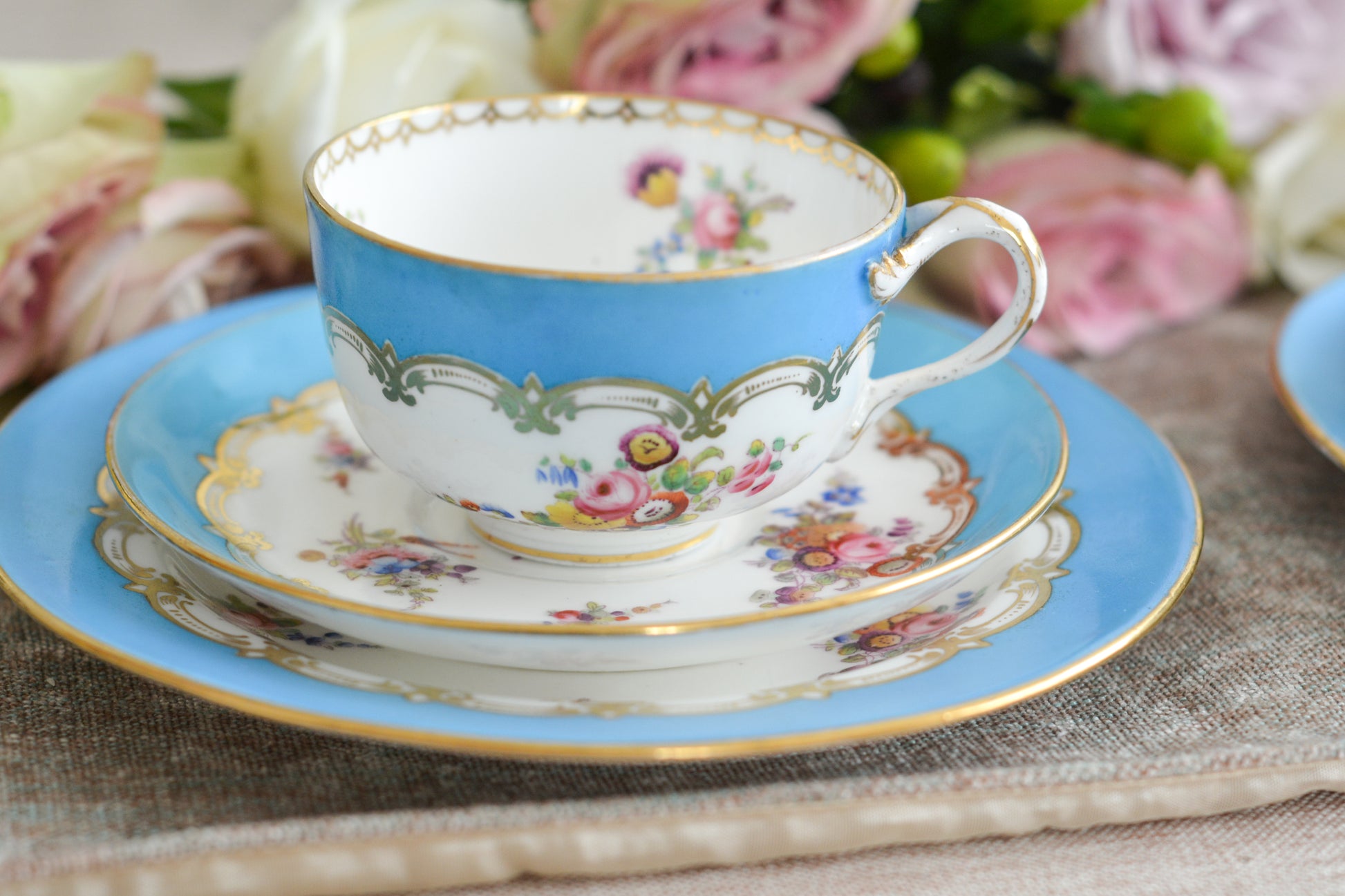 コールポートのハンドペイントで描かれた花々がとても美しいティートリオです。以前色違いのコバルトブルーのトリオをご紹介したことがあります。シリーズ名はないのですが、何色かカラーバリエーションがあります。ターコイズブルーはどのシリーズにおいても貴重なカラー。ターコイズブルーに金彩のコントラストがとても豪華な印象です。特別なティータイムにどうぞ。