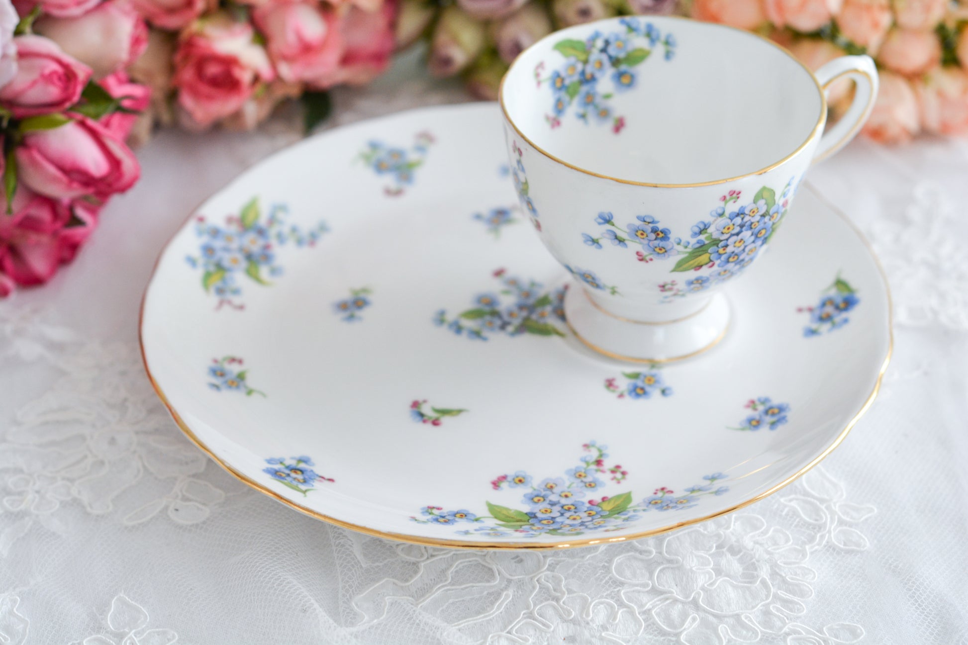 タスカンの勿忘草が大変可愛らしいテニスセットです。勿忘草がモチーフのヴィンテージ食器は色々なメーカーで作られています。このタスカンのトリオの勿忘草はとても優しい雰囲気ですね。テニスセットはソーサーがプレートと一体化している形のセットで、20世紀初め頃からスポーツ観戦時にビスケットなどのお菓子と紅茶を楽しむために作られました。主にテニスを観戦する際に重宝されたので、テニスセットと呼ばれるようになりました。気軽に紅茶とお菓子を楽しめる便利なセットです。