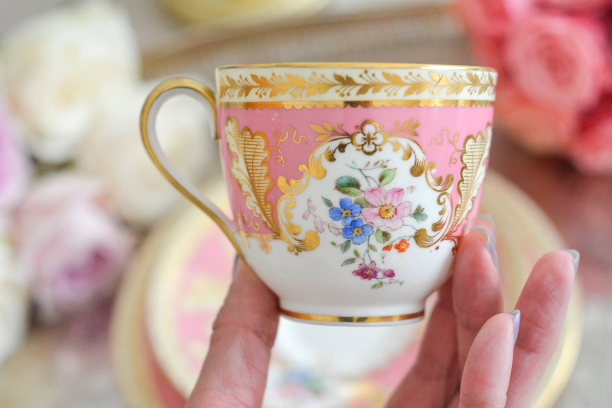 ピンクのカラーがとても貴重で愛らしい、コウルドンのティファニーパターンのティートリオです。こちらはティファニーのスタンプはありませんが、柄はティファニーがコウルドンに特注したパターン。ティファニーらしい上品な絵柄がとても美しくでコウルドンの中でも人気のシリーズです。クリスマスプレゼントにもぴったりの特別なお品です🎁  美しいティートリオで、ぜひクリスマスのティータイムやテーブルコーディネートをお楽しみください。