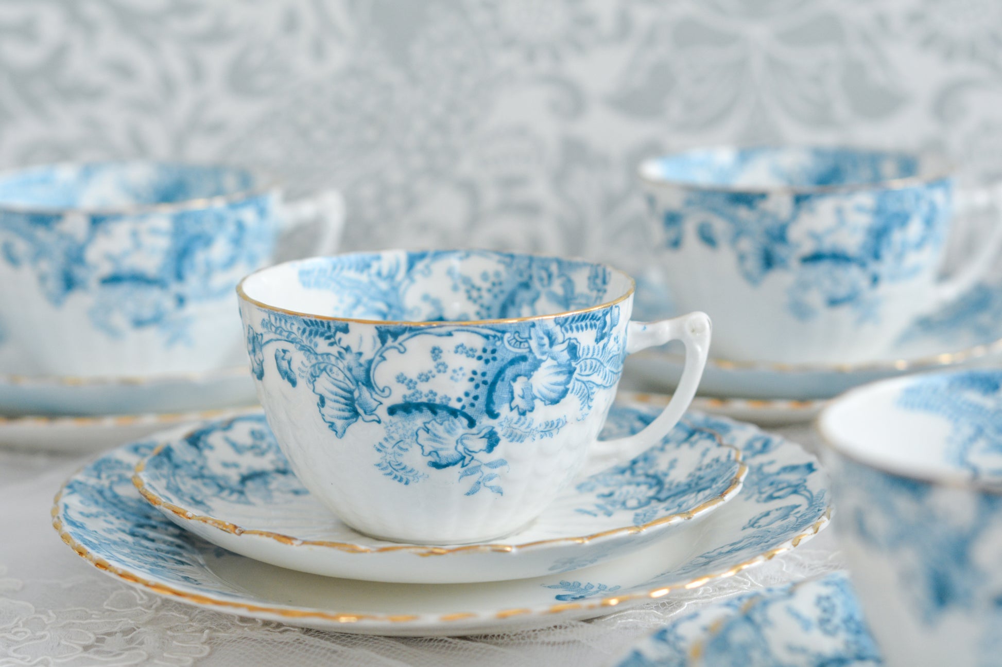 サミュエル・ラドフォードというメーカーの可愛らしいティートリオです。サミュエル・ラドフォードはスタッフォードシャーのメーカーで、1879年から1957年まで創業していました。こちらはブルーの転写模様がとても美しく地模様もとても可愛らしいお品です。同じパターンのミルクジャグ&シュガーボウル、色違いのデザートプレートも別で掲載しています。  こちらは1セットの価格です。全部で6セットあります。状態の良いものからお送りします。