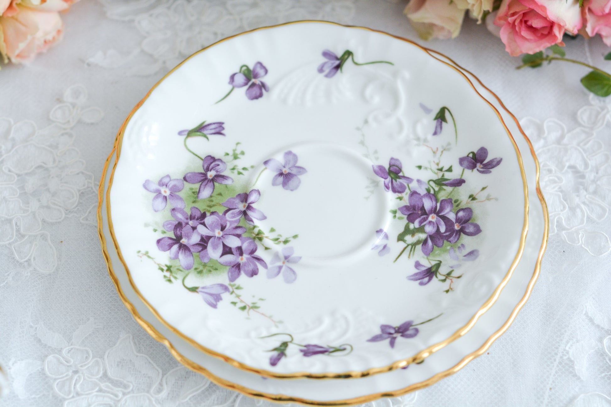 ハマースレイの人気シリーズ、ヴィクトリアンバイオレット。可憐なすみれのモチーフのティートリオです。ヴィクトリアンバイオレットシリーズは製造年代などで絵柄が少しずつ異なります。こちらは可愛らしい絵柄はもちろん、エンボス模様があり特に優雅なお品です。テーブルがパッと明るく可愛らしくなりますね。