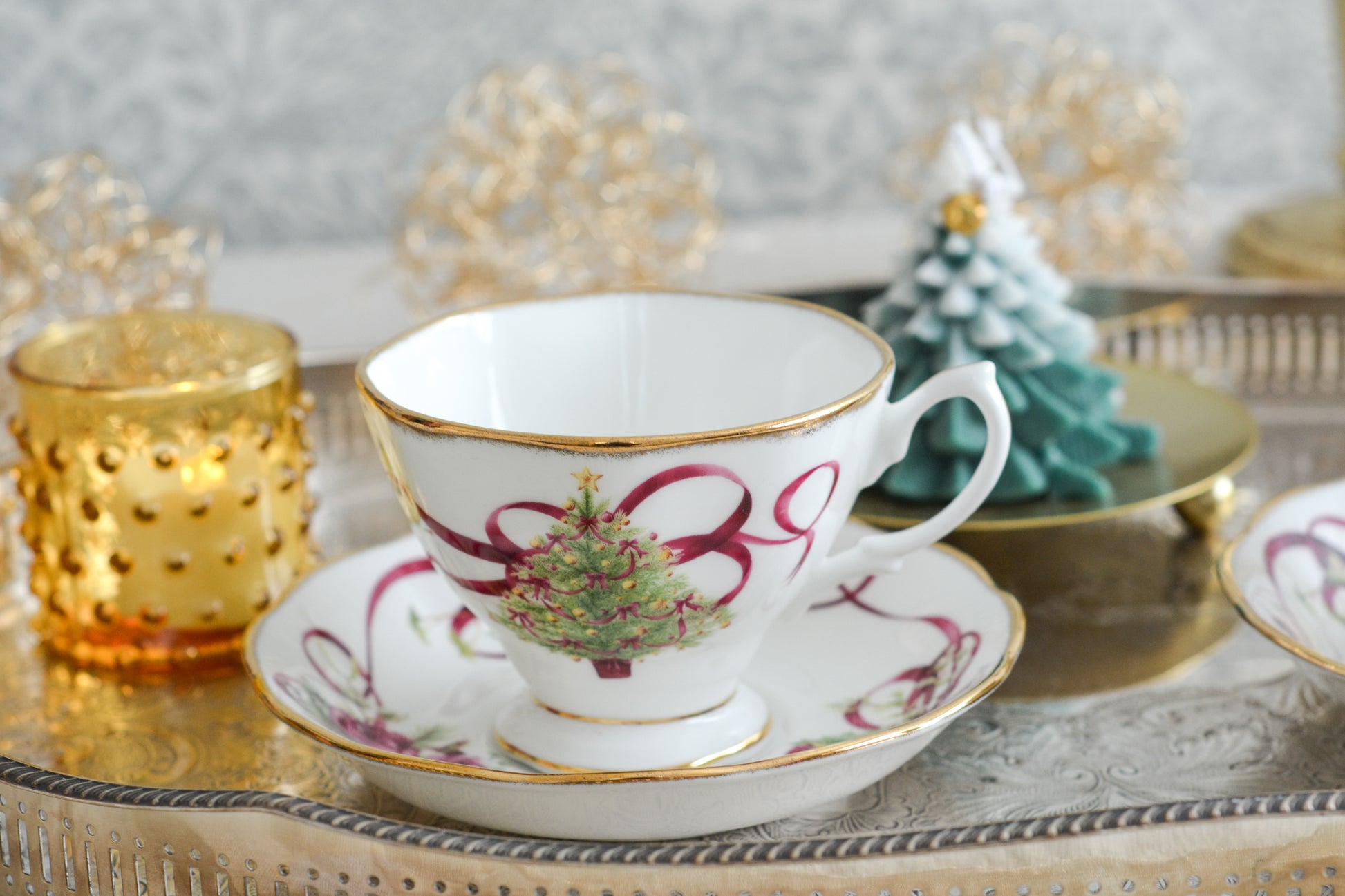 ロイヤルアルバートの代表的なシリーズオールドイングリッシュツリー。このシリーズは色々なバリエーションが発表されています。こちらのクリスマスツリーもその一つ。大きなクリスマスツリーにマルーンカラーのリボンがとても華やかなデザインで人気があります。クリスマスのティータイムにぴったりのカップでクリスマスのテーブルをお楽しみくださいね。