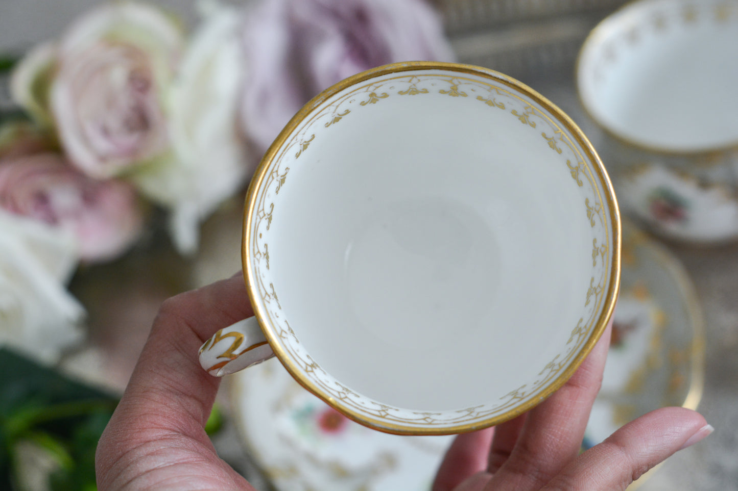 トゥルートリオは、ティーカップ、コーヒーカップ、ソーサーのセットで1800年代中頃まではトリオといえばトゥルートリオが主流でした。こちらはバックスタンプなどはないのですが、ソーサーの裏面にうっすらとMINTONと確認できます。美しいハンドペイントの絵付けはさすがミントン。ミントンの絵付けは繊細で優しいタッチですね。リングハンドルもエレガントです。とても状態の良いお品で、紅茶もコーヒーもお楽しみいただけます。素敵なティータイムをお過ごしください。