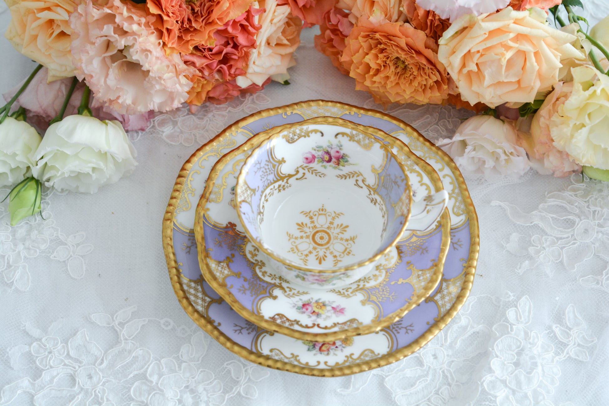 コールポートの人気シリーズ、バットウィングシリーズ。こちらはとても貴重なライラックカラーのティートリオです。そしてさらにカップの側面にブーケの模様が描かれている珍しいデザインです。ライラックカラーは美しいのはもちろんですが、柔らかな印象でとても上品ですね。最近はバットウィングシリーズは探すことがより困難になっております。ライラックカラーは元々レアカラーと言われるお品で、当店では初めてご紹介できます。美しいティートリオをぜひお楽しみください。