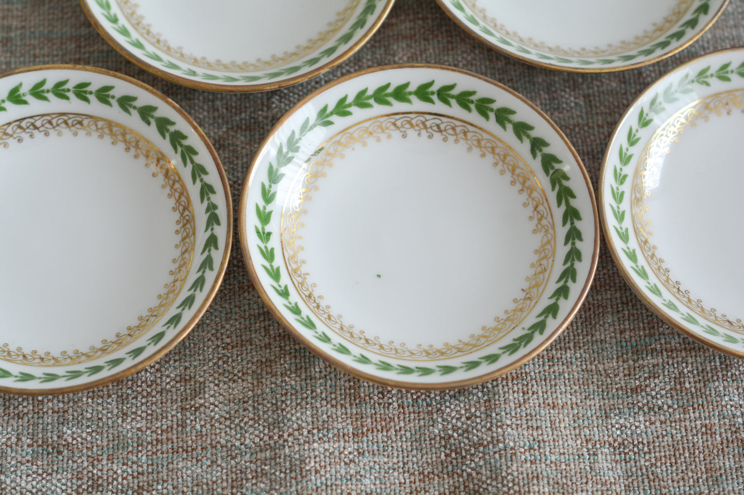 フランスのリモージュ、ジャン・プーヤ工房の小さな小さなプレートです。ジャムやクロテッドクリームをのせても素敵。シンプルなデザインですが、上品でクリスマスのティータイムやテーブルコーディネートにぴったりなお品。  クリスマス企画の特別価格になっています。こちらは6枚セットです。