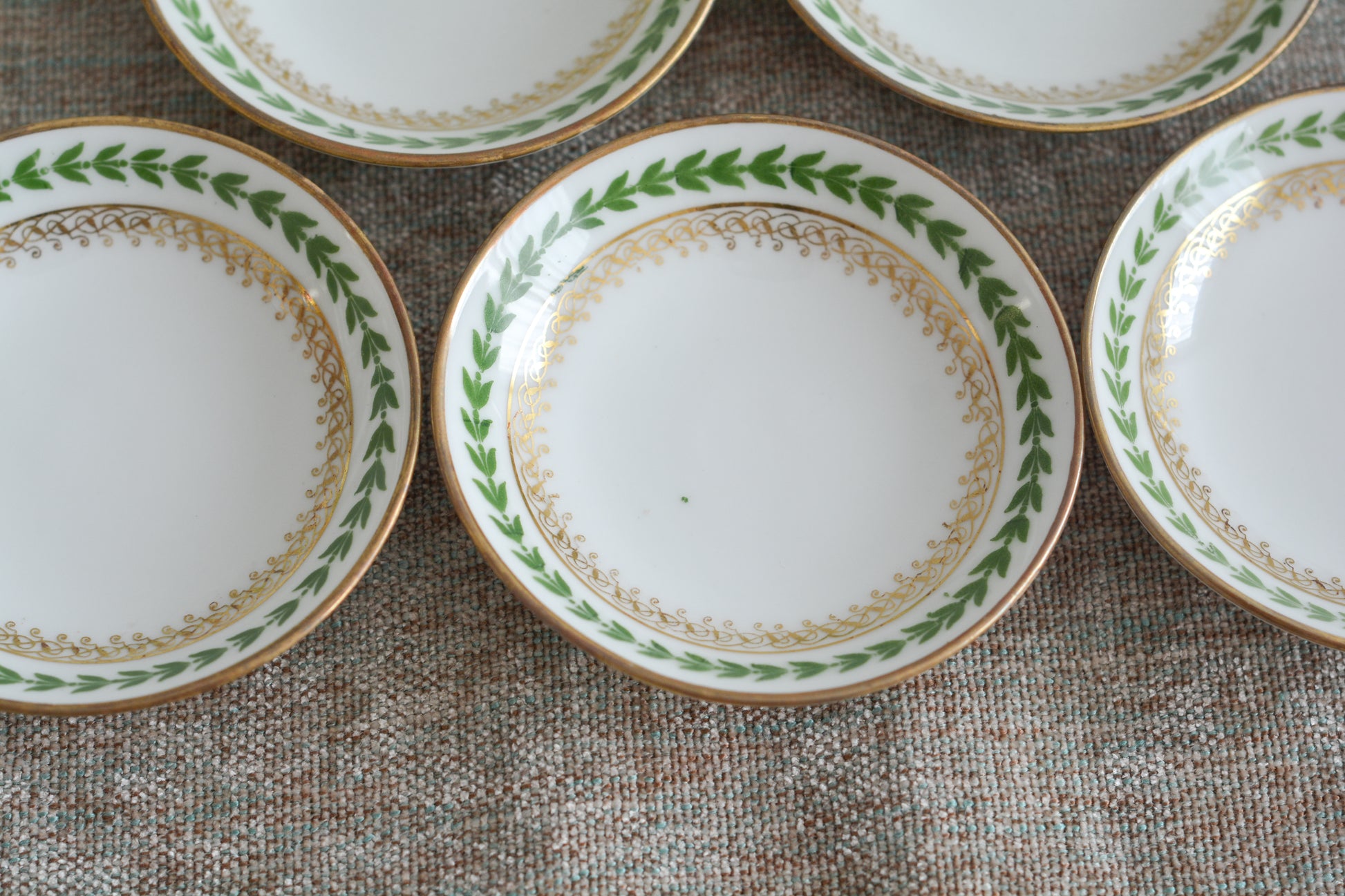 フランスのリモージュ、ジャン・プーヤ工房の小さな小さなプレートです。ジャムやクロテッドクリームをのせても素敵。シンプルなデザインですが、上品でクリスマスのティータイムやテーブルコーディネートにぴったりなお品。  クリスマス企画の特別価格になっています。こちらは6枚セットです。