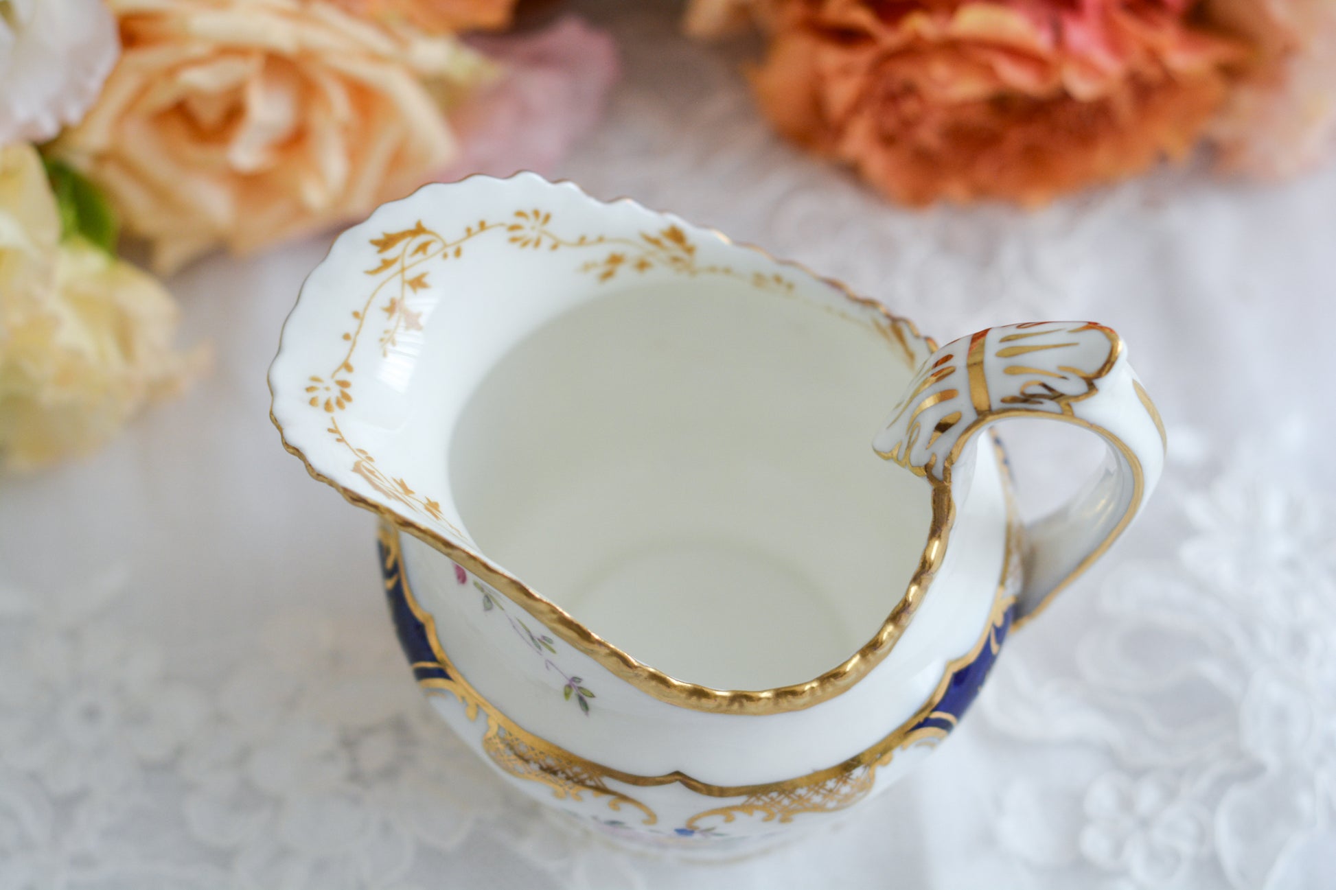 コールポートの人気シリーズのバットウィング。こちらはコバルトブルーカラーが美しいミルクジャグです。優美なデザインでとても存在感のあるミルクジャグはテーブルに花を添えてくれますね。ミルクジャグは元々ティートリオよりも数が少ないのですが、バットウィングシリーズは年々見つけることが困難になっております。こちらはとても状態の良い子で、お探しの方に見つけていただけましたら嬉しいです。