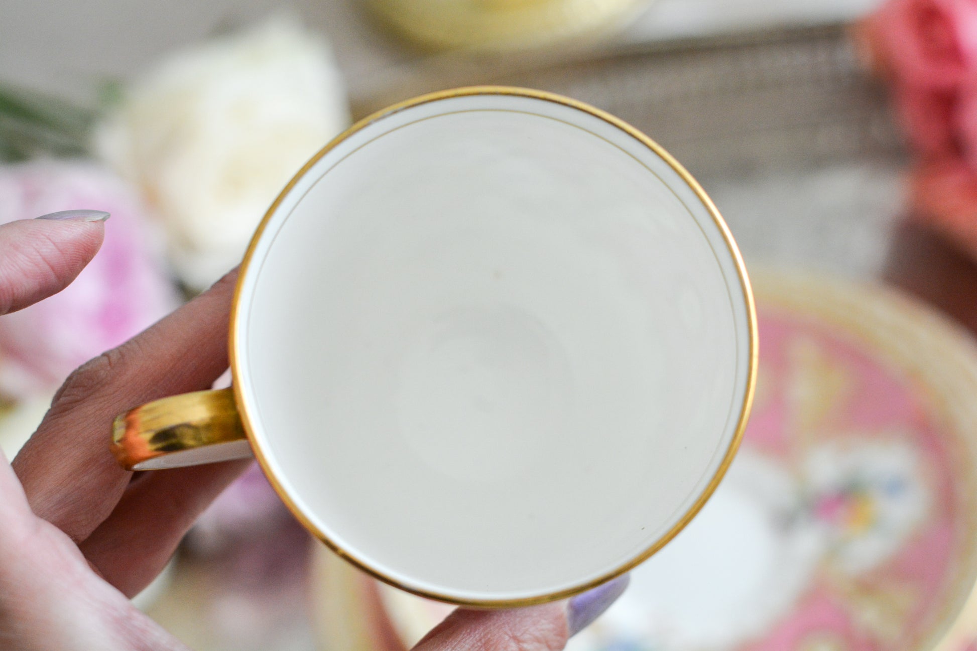 ピンクのカラーがとても貴重で愛らしい、コウルドンのティファニーパターンのティートリオです。こちらはティファニーのスタンプはありませんが、柄はティファニーがコウルドンに特注したパターン。ティファニーらしい上品な絵柄がとても美しくでコウルドンの中でも人気のシリーズです。クリスマスプレゼントにもぴったりの特別なお品です🎁  美しいティートリオで、ぜひクリスマスのティータイムやテーブルコーディネートをお楽しみください。