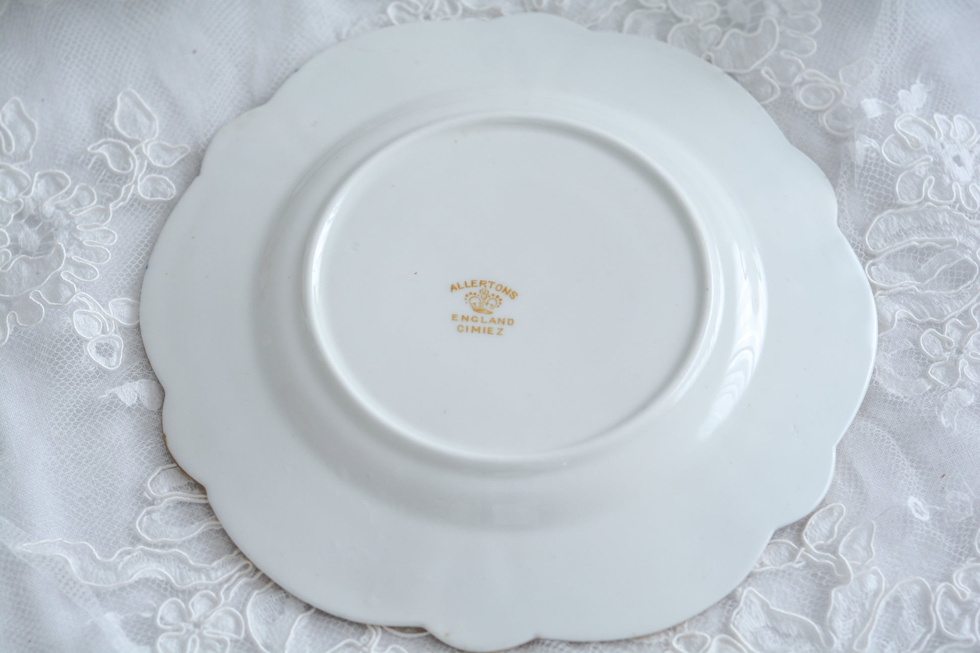 アレートンというメーカーの美しいティートリオです。アレートンは1859年から1942年まで続いたメーカーで、1912年からはコウルドンに買収されました。バックスタンプはコウルドンに引き継がれる以前の物です。美しいコバルトブルーにエナメルのジュールがうってあって、とってもエレガントなティーセットです。カップ&ソーサー、サイドプレート、デザートプレートの4ピースのセットで、お一人分のティータイムにぴったりです。