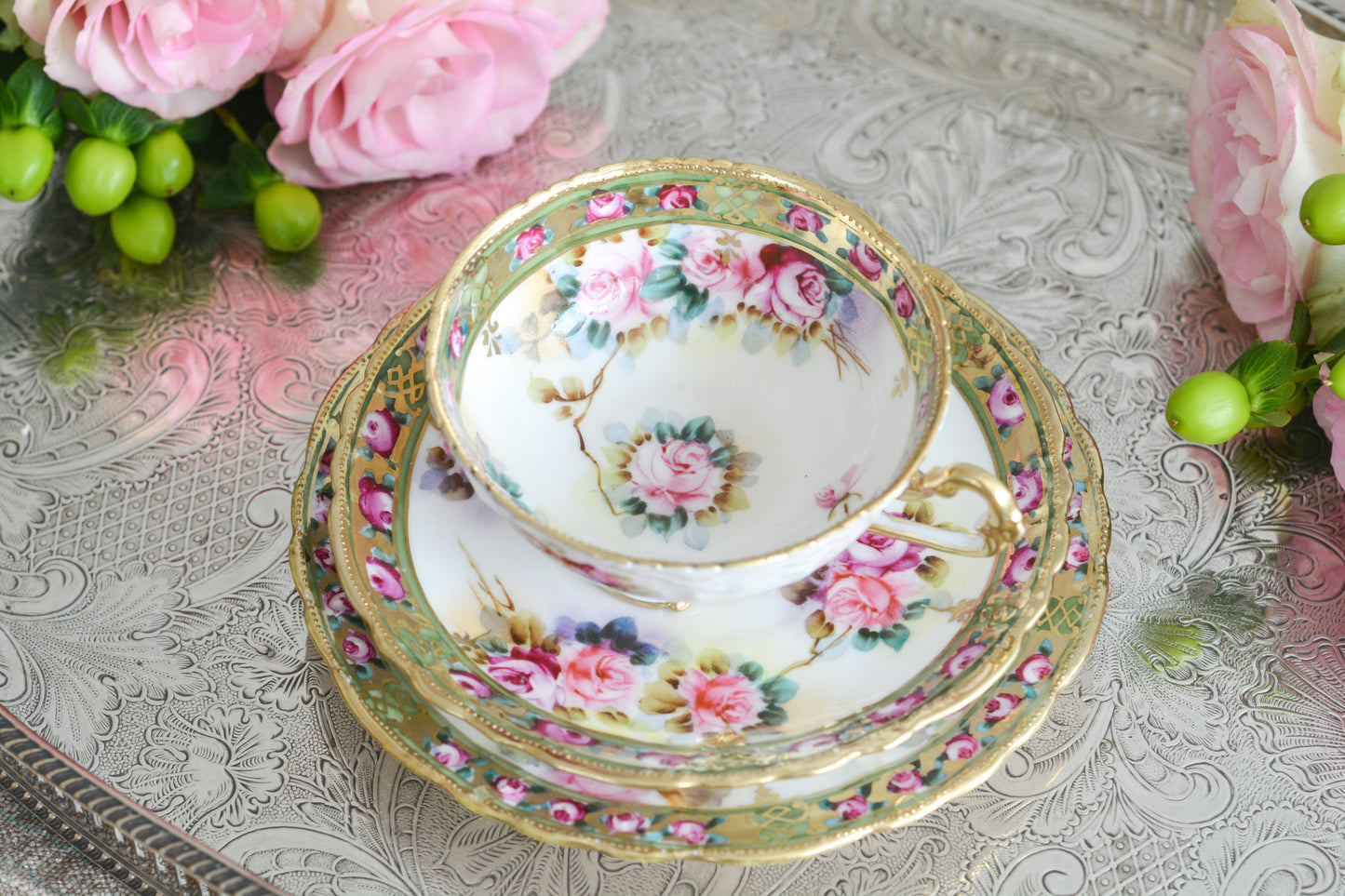 オールドノリタケの里帰り品です。キラキラと輝くティートリオ。クリスマスにもぴったりのお品です。ハンドペイントで描かれたバラに金盛りの美しい模様。さすがノリタケ!ですね。とっても豪華なデザインなのでプレゼントにもぜひどうぞ。