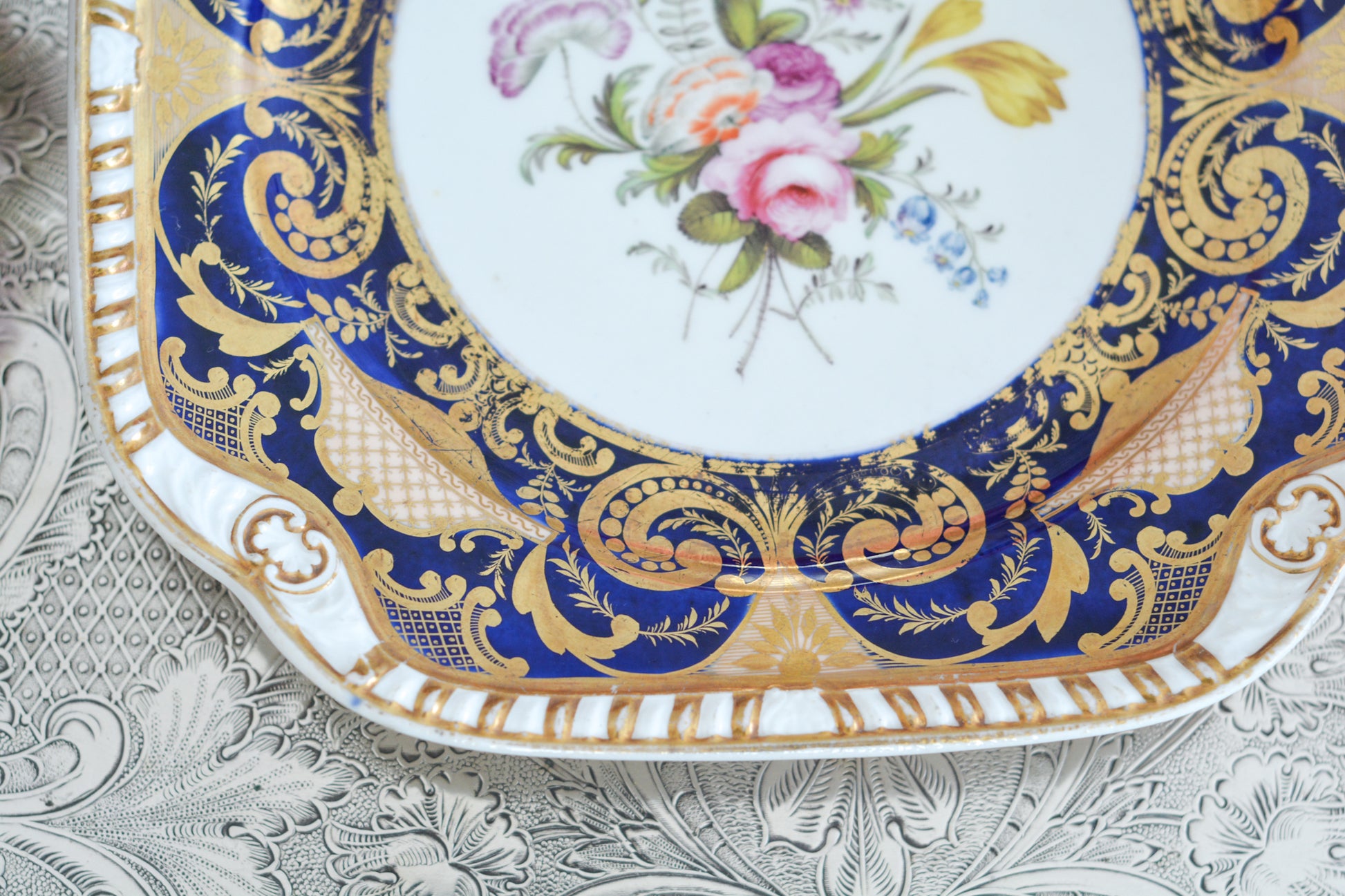 スポードのコバルトブルー地に豪華な金彩模様と手描きで描かれたブーケの模様が美しいプレートです。ちょっと珍しい形をしています。縁の縁飾りのような模様もとても素敵ですね。裏面にはバックスタンプではなく手描きでSpodeと記されています。とても豪華なプレートでキャビネットプレートとして飾ってもとても素敵だなと思います。