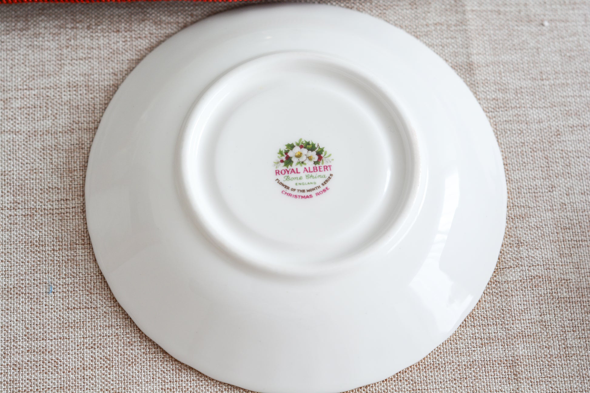 ロイヤルアルバートの人気シリーズの一つ、「フラワーオブマンス」1月から12月までそれぞれの季節のお花がモチーフのシリーズで、ついつい集めたくなってしまう魅力があります。今回ご紹介するのは、12月(December)。12月のお花はクリスマスローズです。ヒイラギに可憐なクリスマスローズがクリスマスの季節にぴったりなデザイン。とっても華やかなお品でクリスマスのテーブルを彩ります。