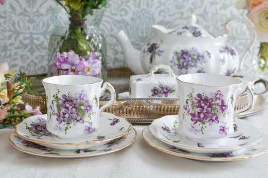 ハマースレイの人気シリーズ、ヴィクトリアンバイオレットシリーズのティートリオ。可憐なすみれの模様と優雅なシェイプがとても美しいお品です。製造年代などですみれの模様が少しずつ違い、それぞれに魅力があります。ハマースレイらしいエレガントなデザインでおうちティータイムを華やかに盛り上げてくれます。こちらは1セットの価格です。在庫が2セットあり、絵柄や色味が少しずつ異なります。トリオ①〜②からお選びください。