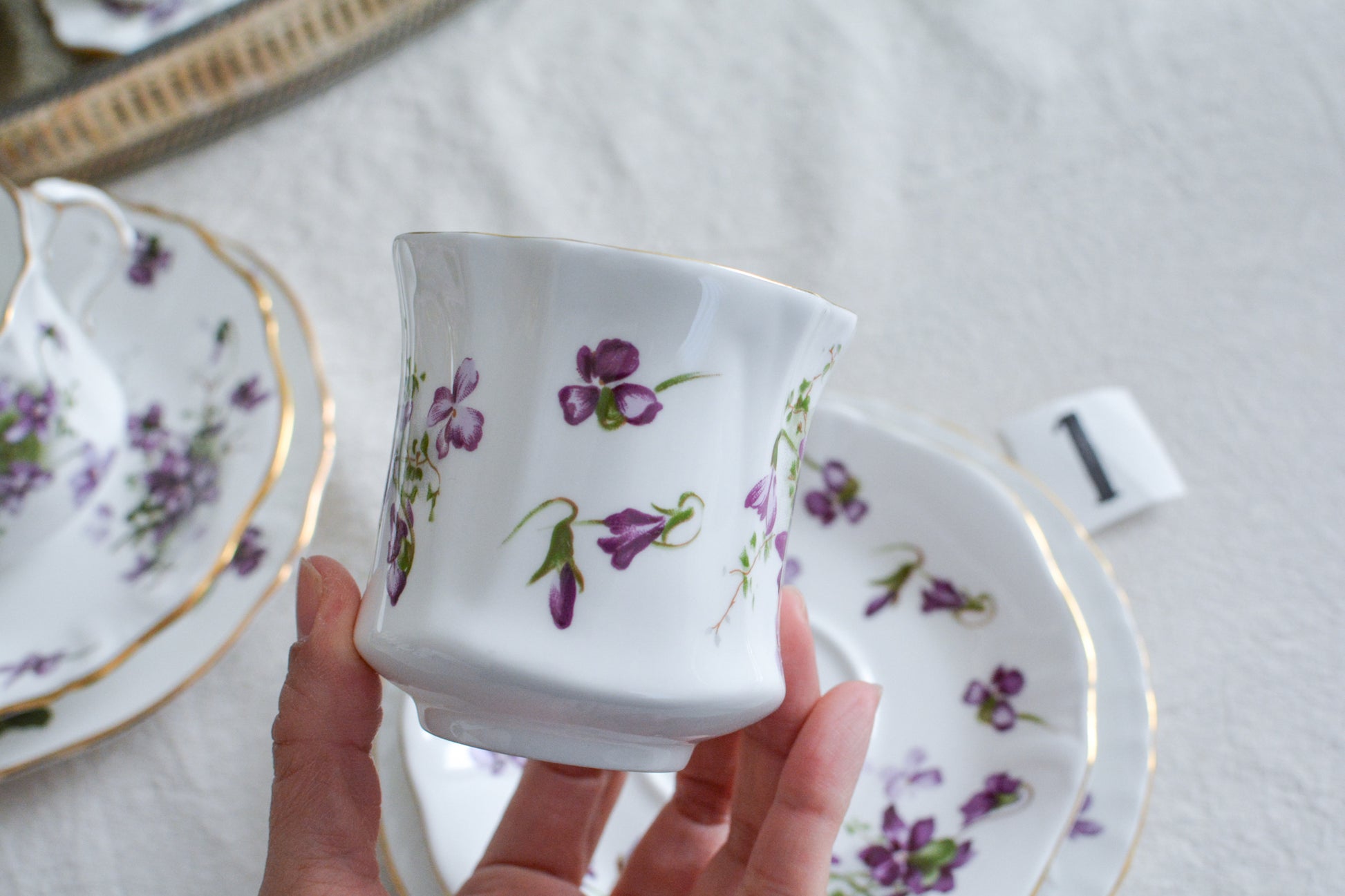 ハマースレイの人気シリーズ、ヴィクトリアンバイオレットシリーズのティートリオ。可憐なすみれの模様と優雅なシェイプがとても美しいお品です。製造年代などですみれの模様が少しずつ違い、それぞれに魅力があります。ハマースレイらしいエレガントなデザインでおうちティータイムを華やかに盛り上げてくれます。こちらは1セットの価格です。在庫が2セットあり、絵柄や色味が少しずつ異なります。トリオ①〜②からお選びください。