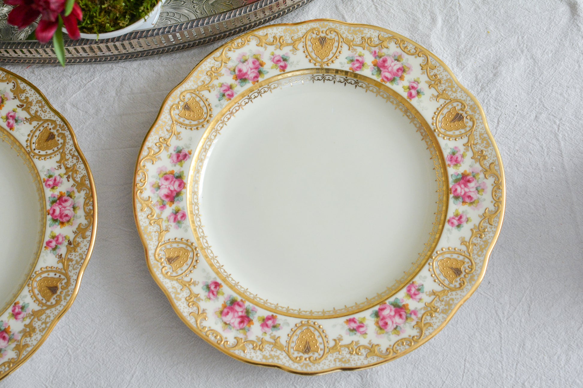 コープランドのエレガントなプレートが入荷しました。以前ご紹介したことのあるプレートです今回また出会うことができました。クリームカラーの地のお色に金盛りの繊細な模様に、可憐なバラが描かれた大変美しいプレート。ティータイムを華やかに盛り上げてくれそうです。裏面には、サインが入っています。こちらは1枚の価格です。在庫が2枚ございます。プレート①〜②からお選びください。