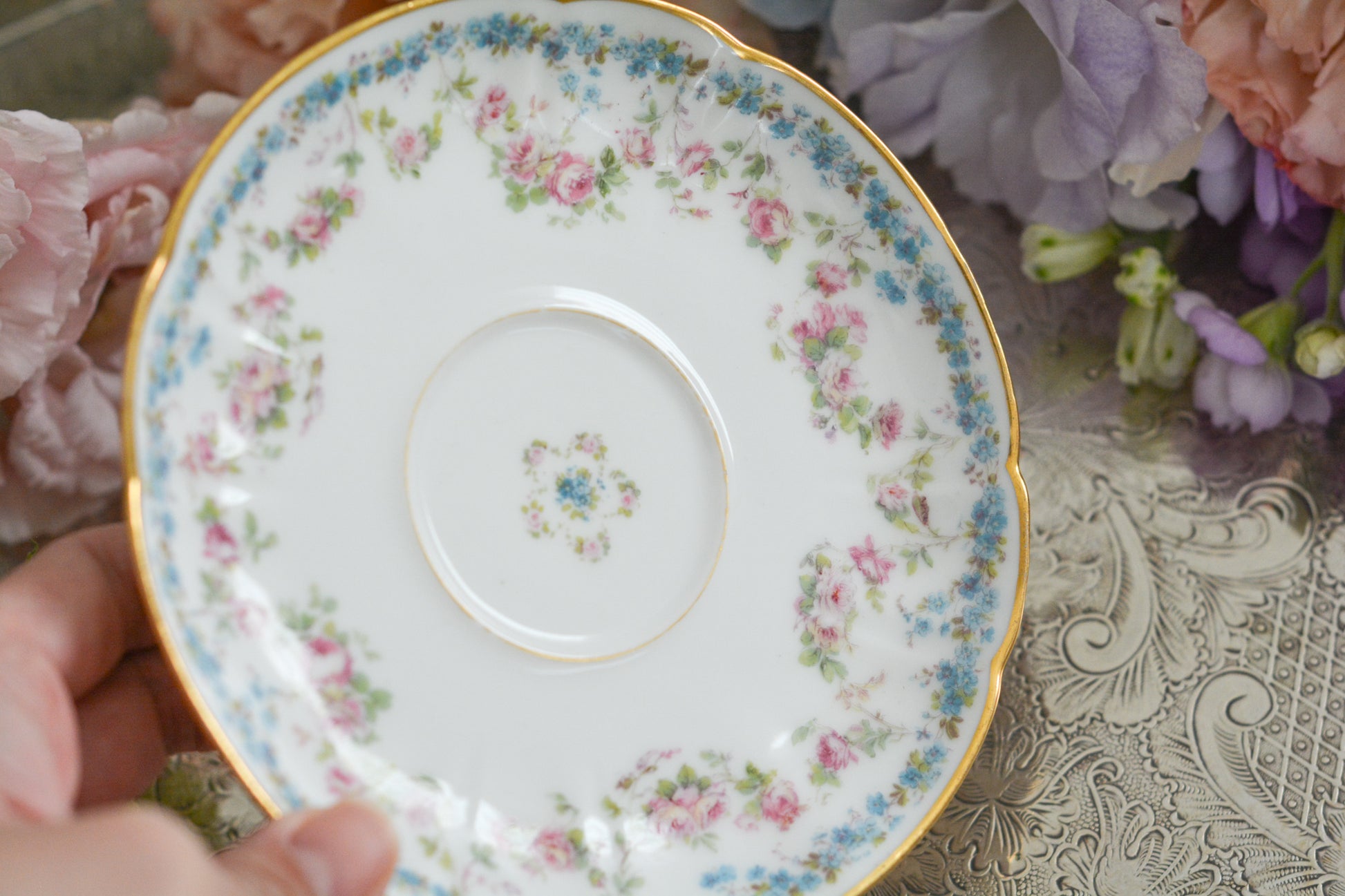 バラのガーランドと勿忘草がとっても可憐なフランスのアビランドリモージュのカップ&ソーサーです。同じ勿忘草の模様の330番もとても人気がありますが、271番は製造数がさらに少なくなかなか出回りません。優しいタッチで絵付けされていて、ハンドル部分の模様も可愛らしいです。見ているだけで優しい気持ちになります。可愛らしいカップでぜひティータイムをお楽しみくださいませ。