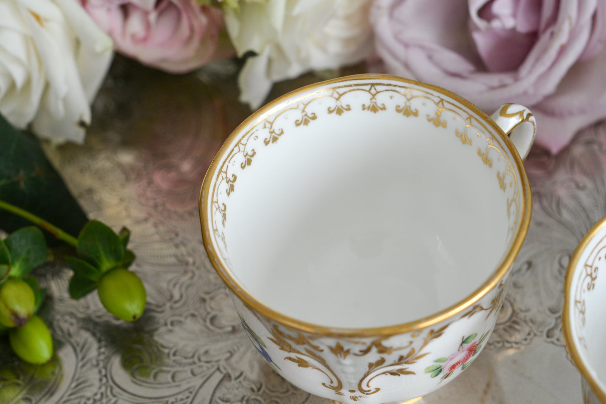 トゥルートリオは、ティーカップ、コーヒーカップ、ソーサーのセットで1800年代中頃まではトリオといえばトゥルートリオが主流でした。こちらはバックスタンプなどはないのですが、ソーサーの裏面にうっすらとMINTONと確認できます。美しいハンドペイントの絵付けはさすがミントン。ミントンの絵付けは繊細で優しいタッチですね。リングハンドルもエレガントです。とても状態の良いお品で、紅茶もコーヒーもお楽しみいただけます。素敵なティータイムをお過ごしください。