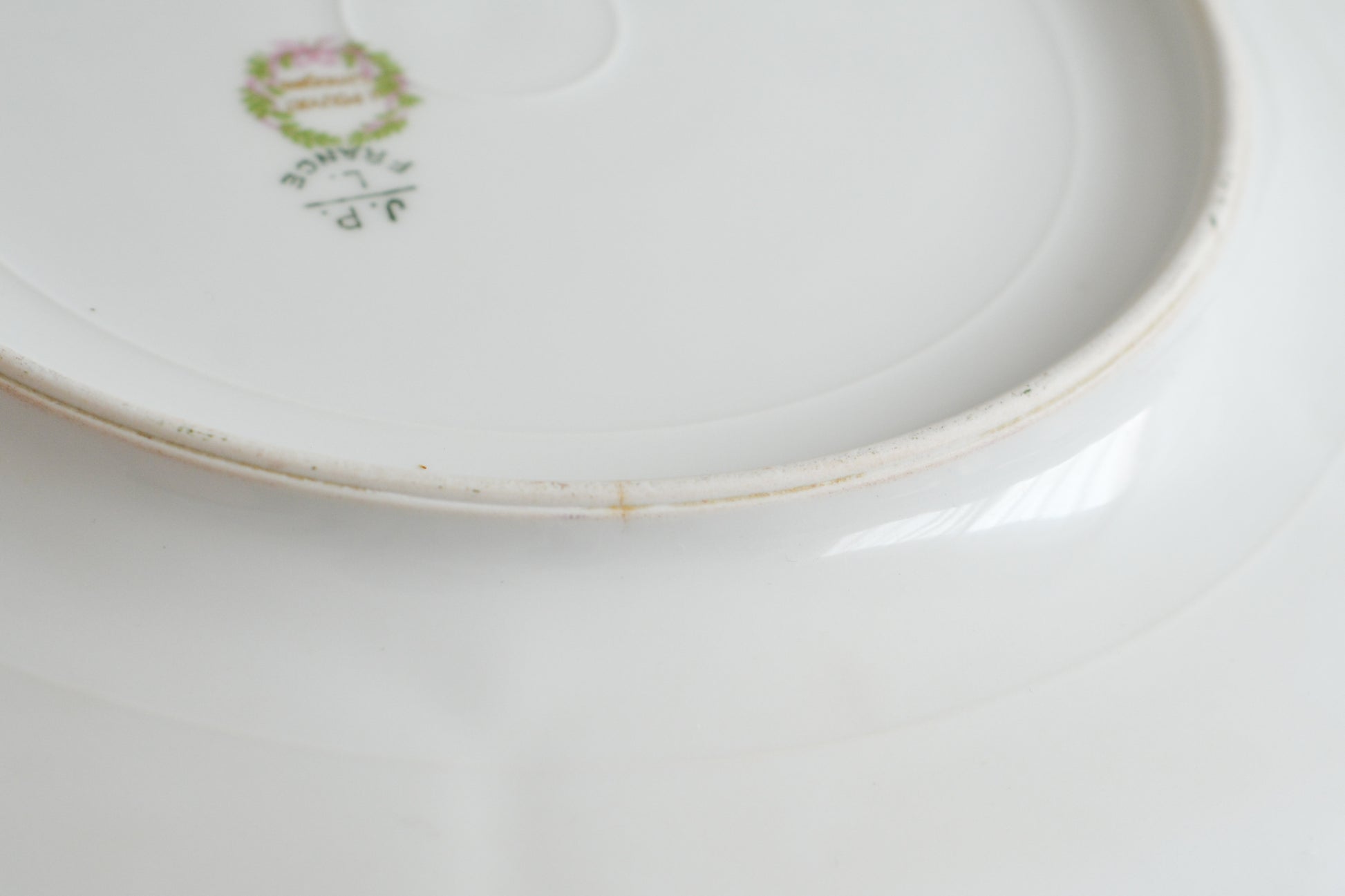 フランスのリモージュのプレートがやってきました。ジャン・プーヤ工房のデザートプレートで、深い緑の縁取りに繊細なタッチのお花がとても美しい1枚です。英国のタッチとはまた違った趣きがあり、エレガントで繊細な雰囲気。クリスマスのテーブルにもぴったりな色合いでテーブルを華やかに盛り上げてくれるプレートです。  こちらは1枚の価格です。クリスマス企画の特別価格になっています。在庫が全部で8枚ございます。状態の良いものから順番にお送りいたします。